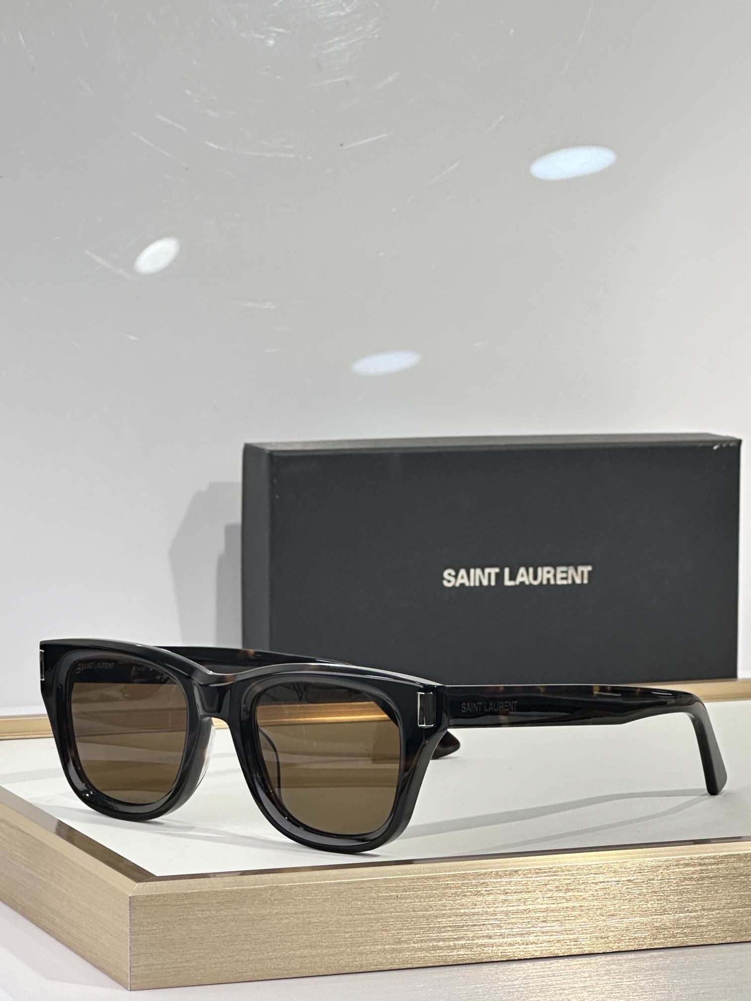 。Saint Lauren*
MOD：SL801
size：50口21-145

