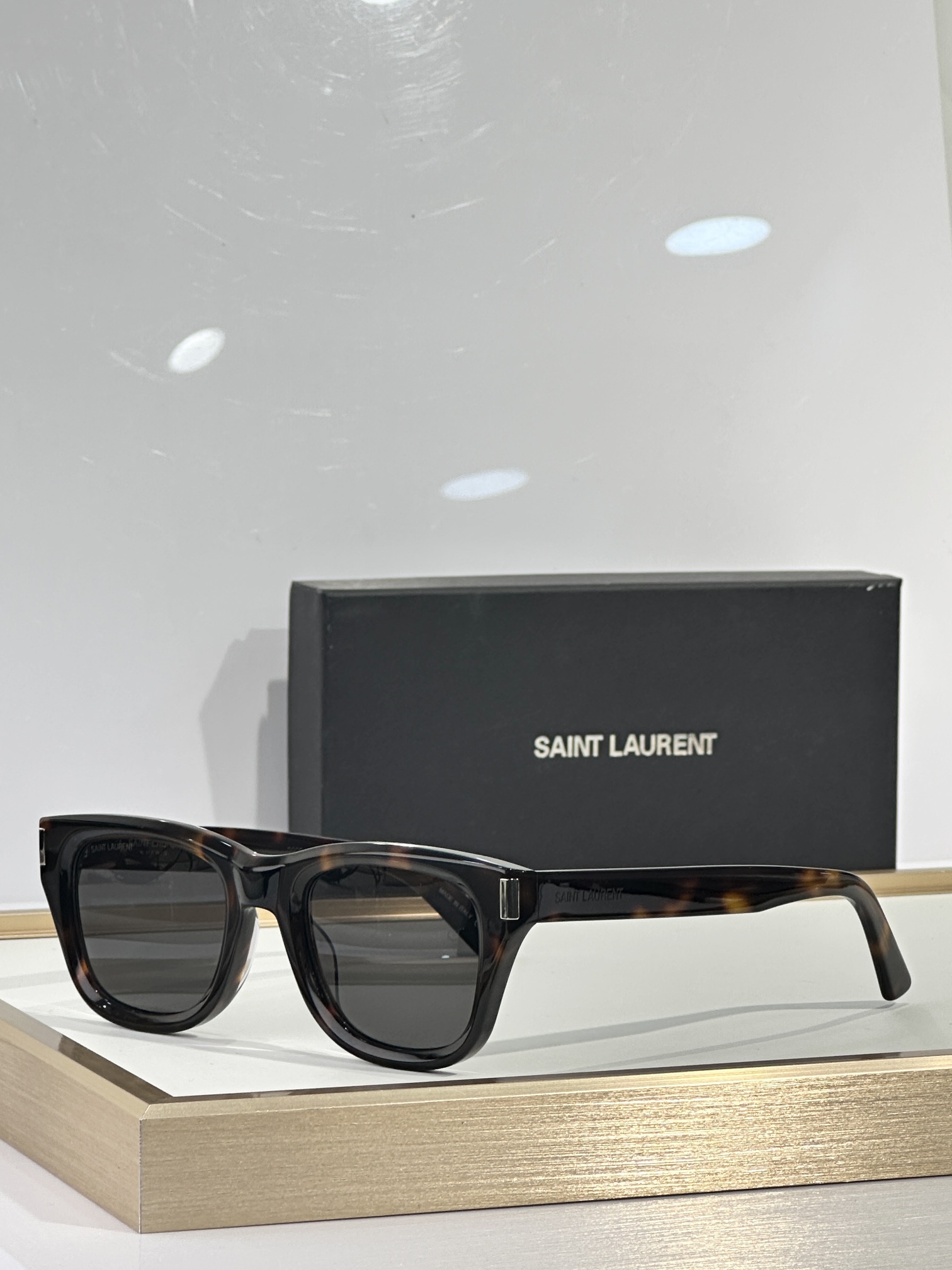 。Saint Lauren*
MOD：SL801
size：50口21-145

