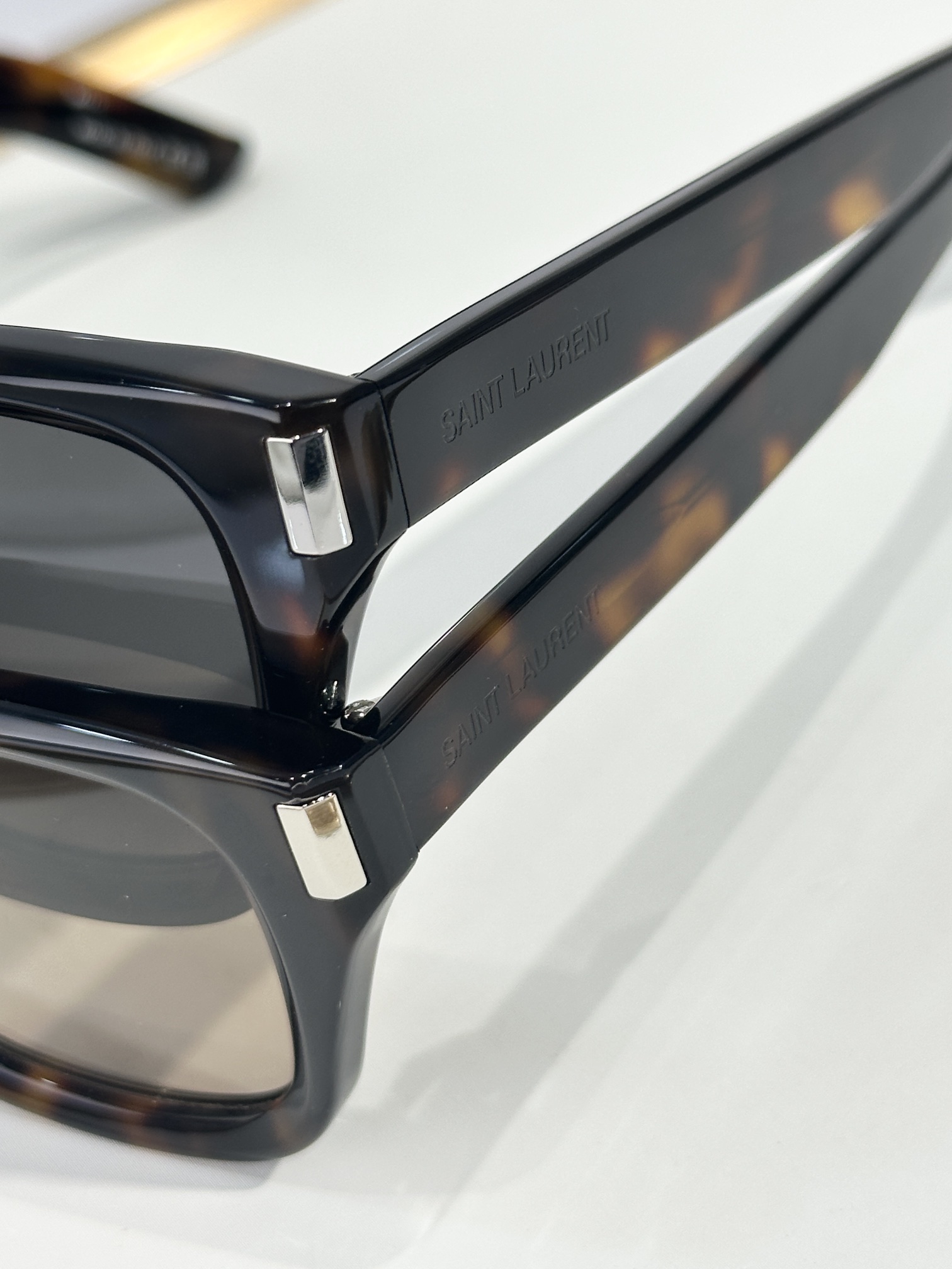 。Saint Lauren*
MOD：SL801
size：50口21-145

