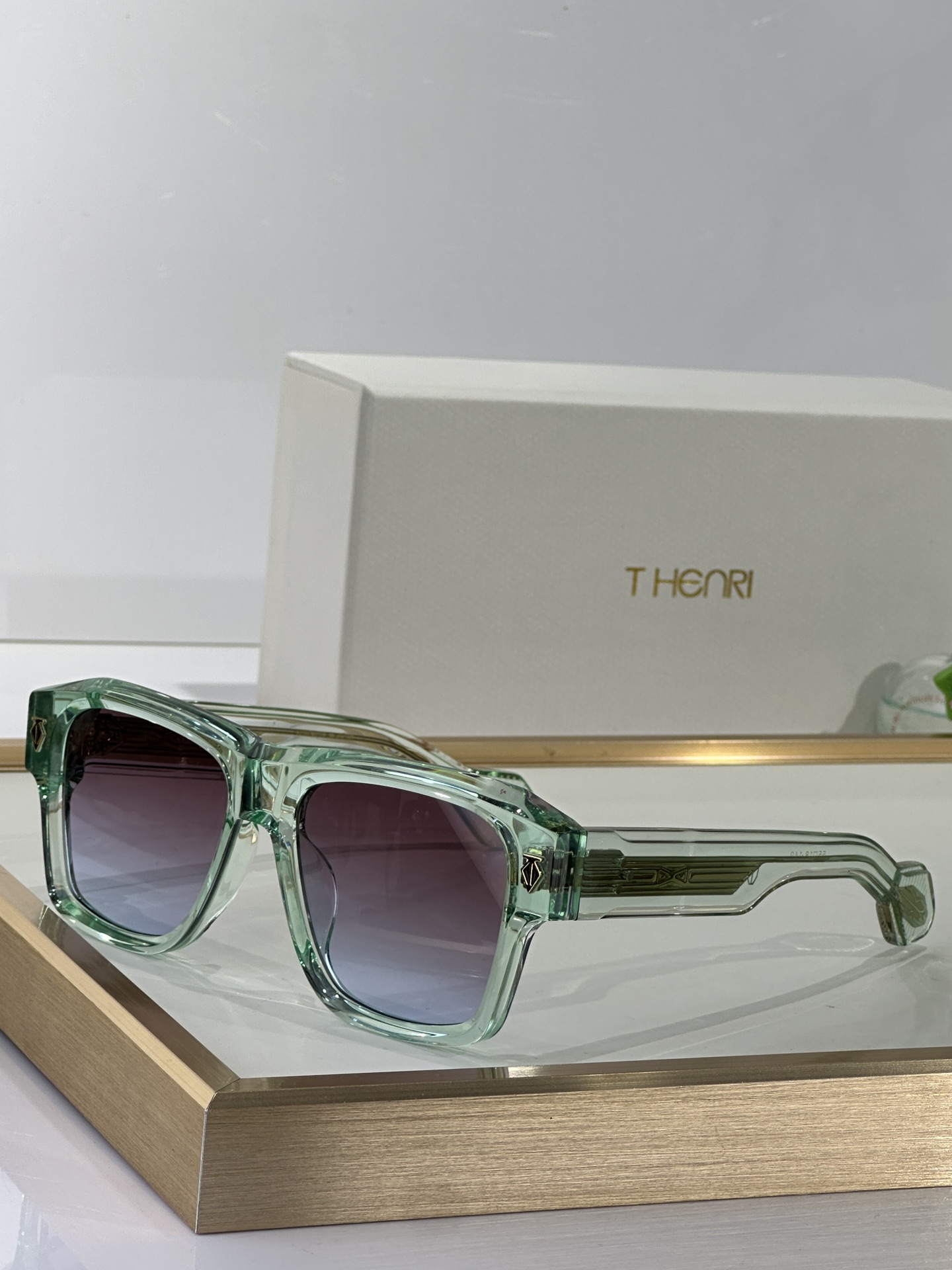  T-HENRI
日本手工眼镜 
MODEL：ESTOQUE
SIZE 55□18-149

