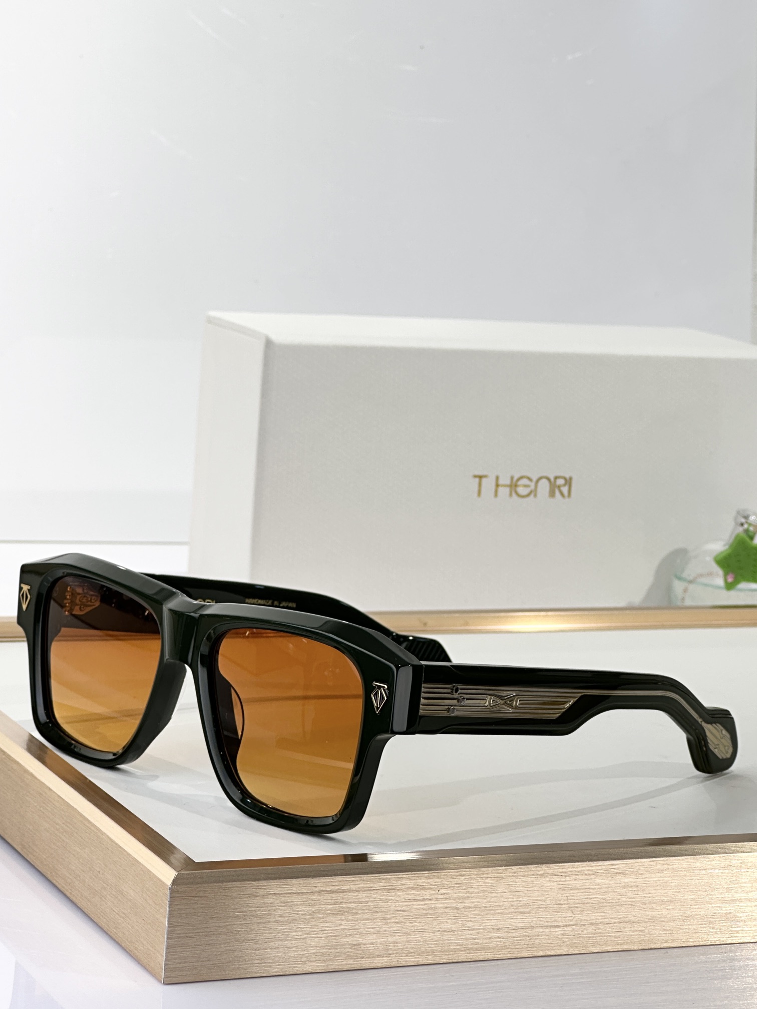  T-HENRI
日本手工眼镜 
MODEL：ESTOQUE
SIZE 55□18-149

