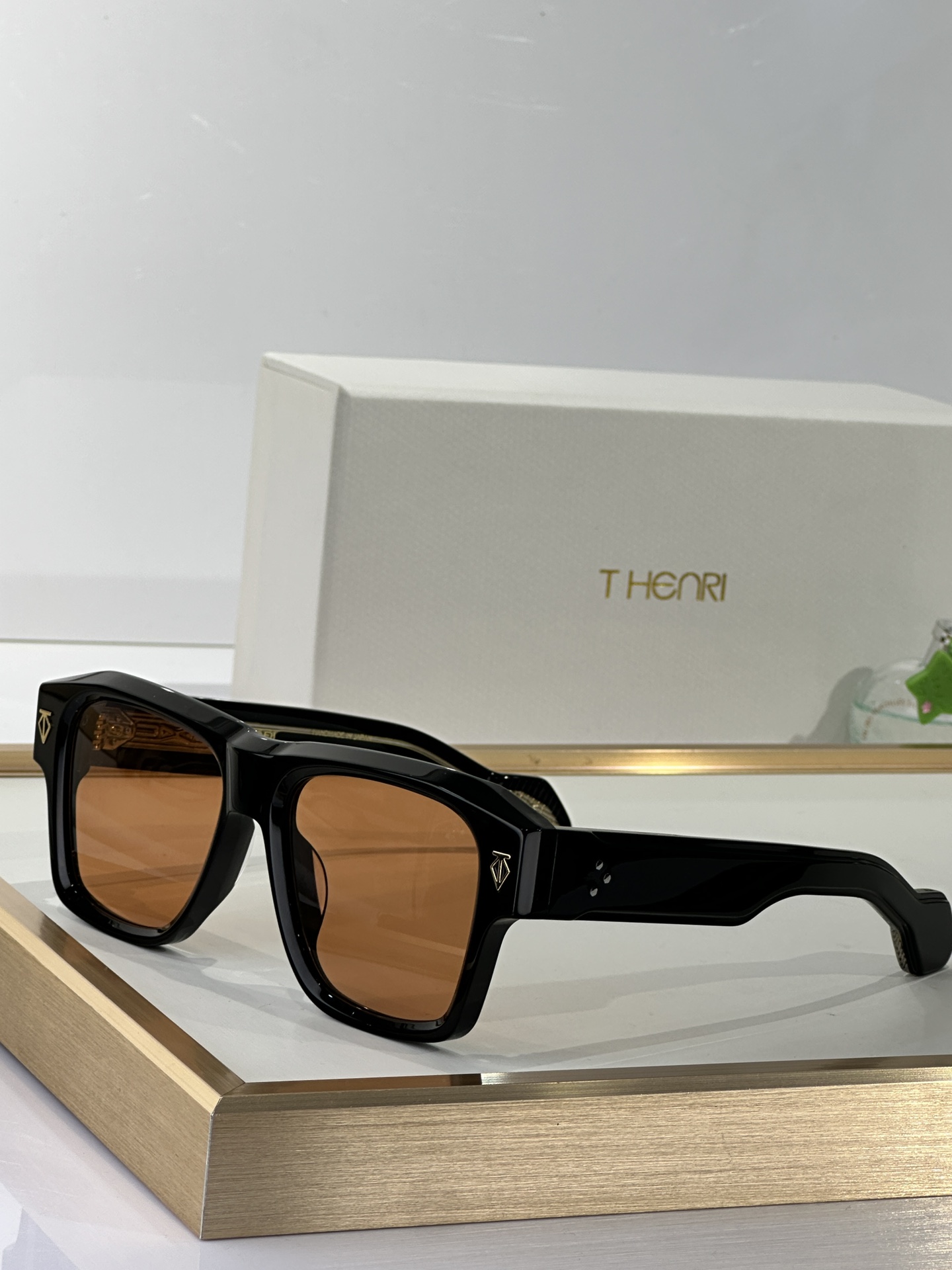  T-HENRI
日本手工眼镜 
MODEL：ESTOQUE
SIZE 55□18-149

