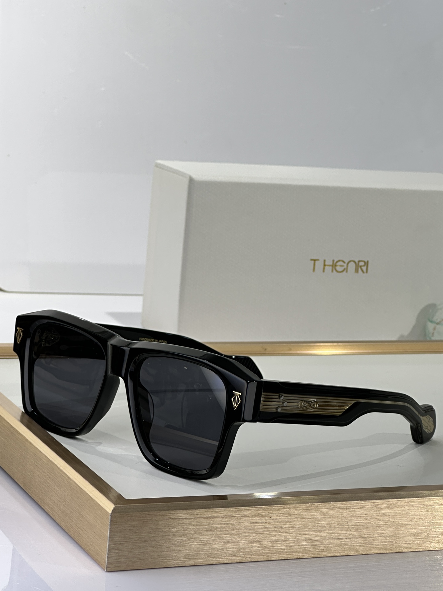  T-HENRI
日本手工眼镜 
MODEL：ESTOQUE
SIZE 55□18-149


