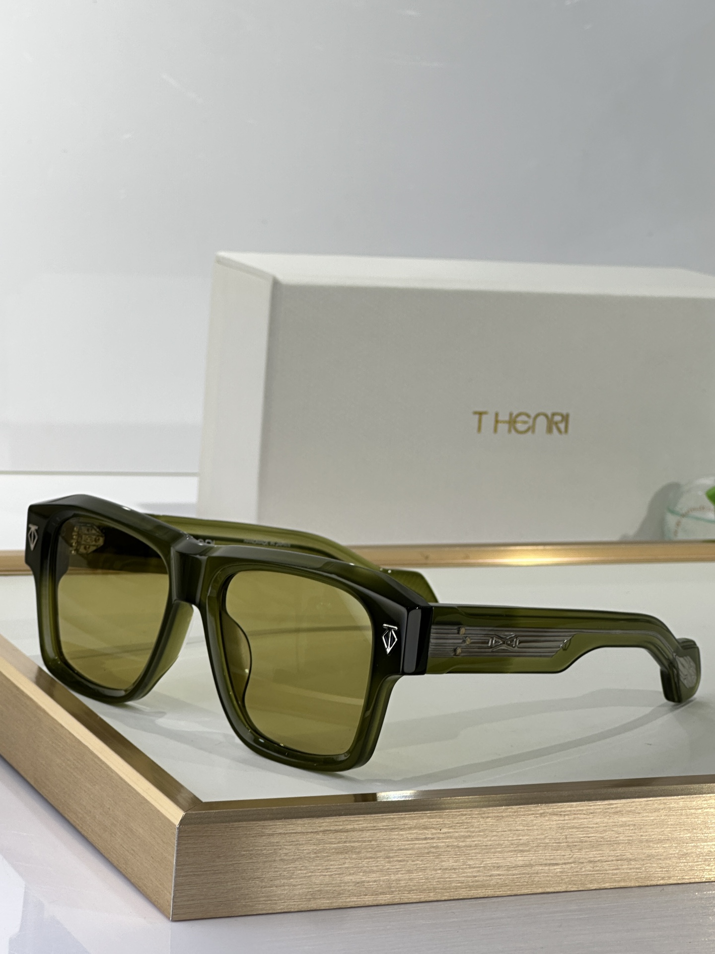 T-HENRI
日本手工眼镜 
MODEL：ESTOQUE
SIZE 55□18-149

