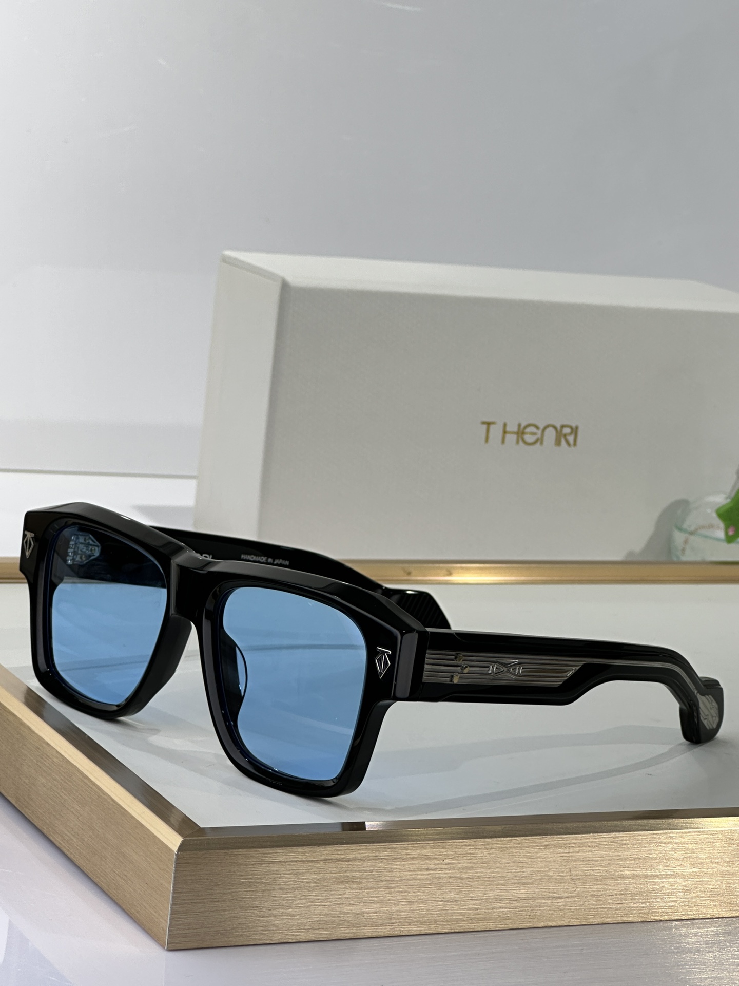  T-HENRI
日本手工眼镜 
MODEL：ESTOQUE
SIZE 55□18-149

