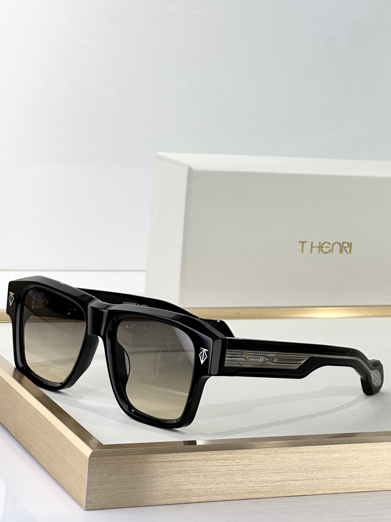 T-HENRI
日本手工眼镜 
MODEL：ESTOQUE
SIZE 55□18-149

