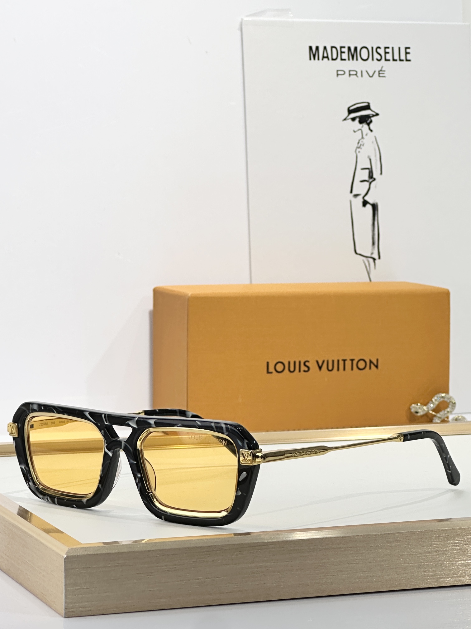  LOUIS VUITTO*
MODEL：Z2596U
SIZE：53口22-145
