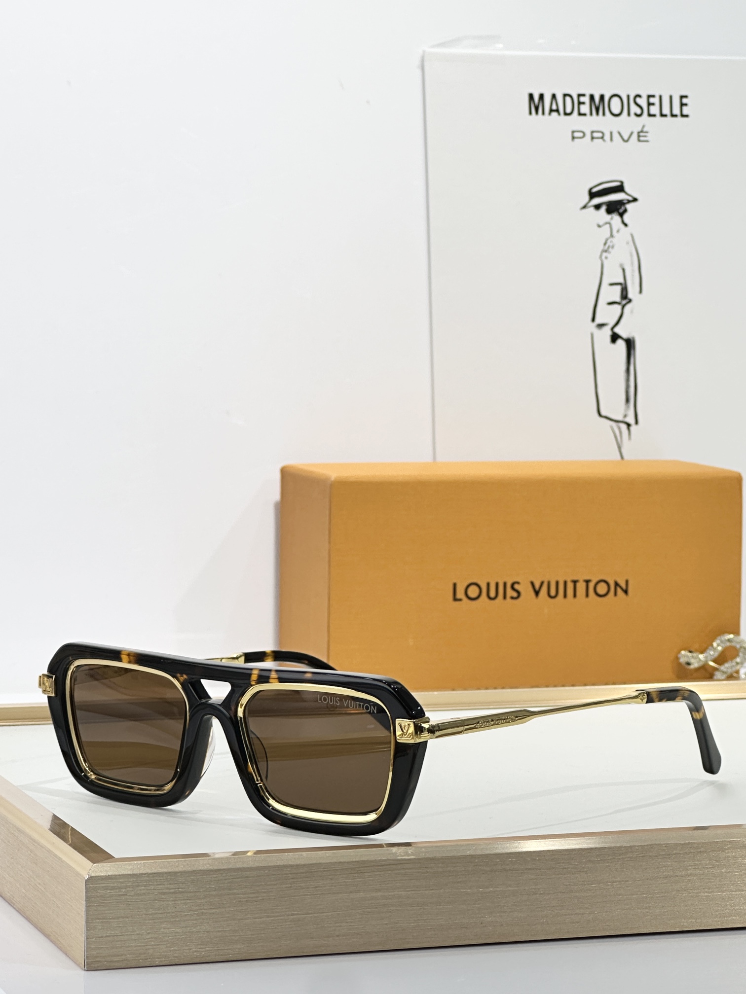  LOUIS VUITTO*
MODEL：Z2596U
SIZE：53口22-145

