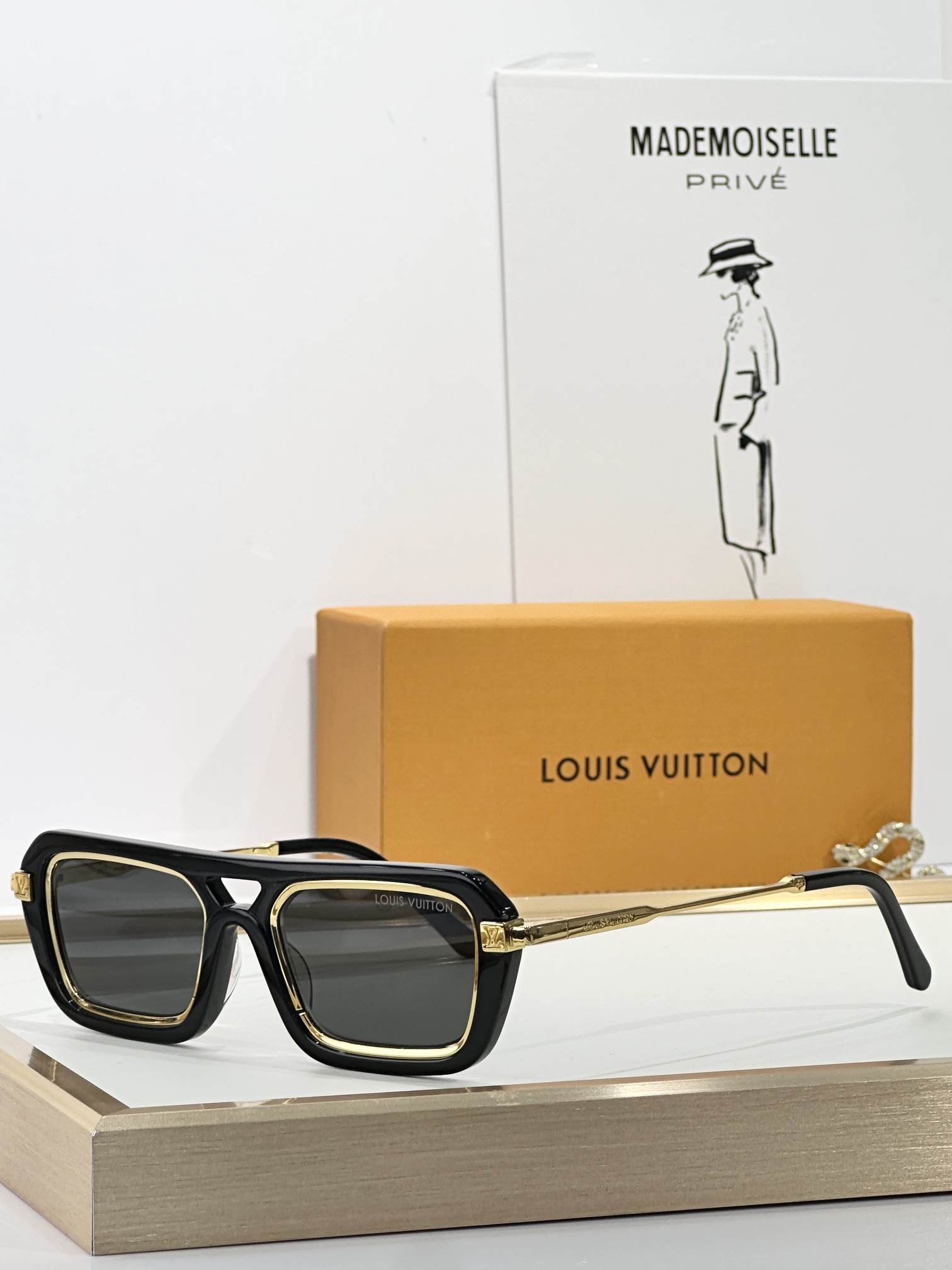  LOUIS VUITTO*
MODEL：Z2596U
SIZE：53口22-145
