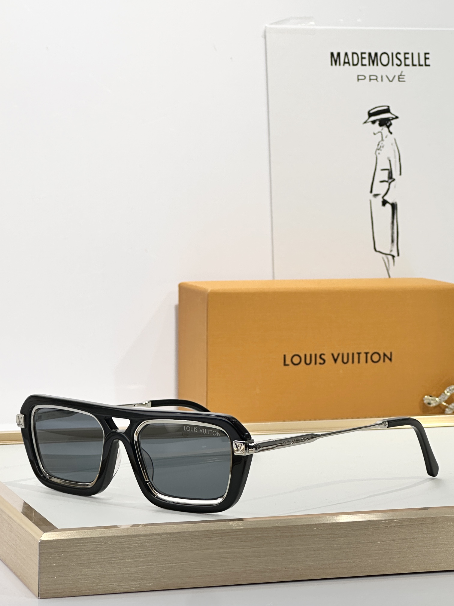  LOUIS VUITTO*
MODEL：Z2596U
SIZE：53口22-145
