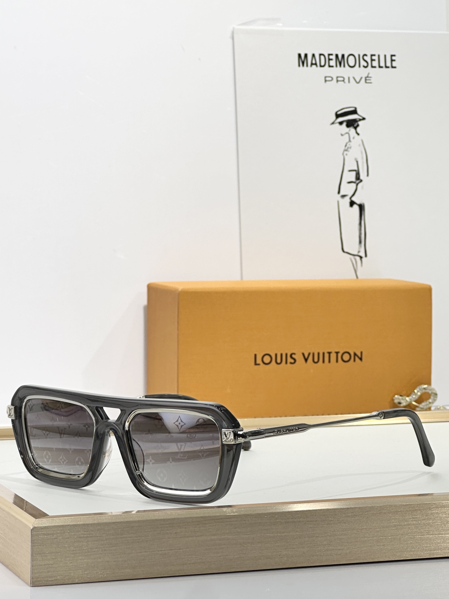  LOUIS VUITTO*
MODEL：Z2596U
SIZE：53口22-145
