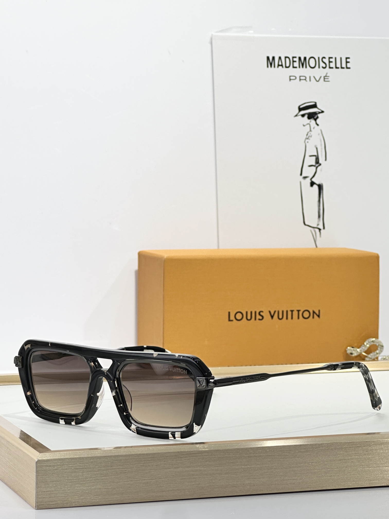  LOUIS VUITTO*
MODEL：Z2596U
SIZE：53口22-145
