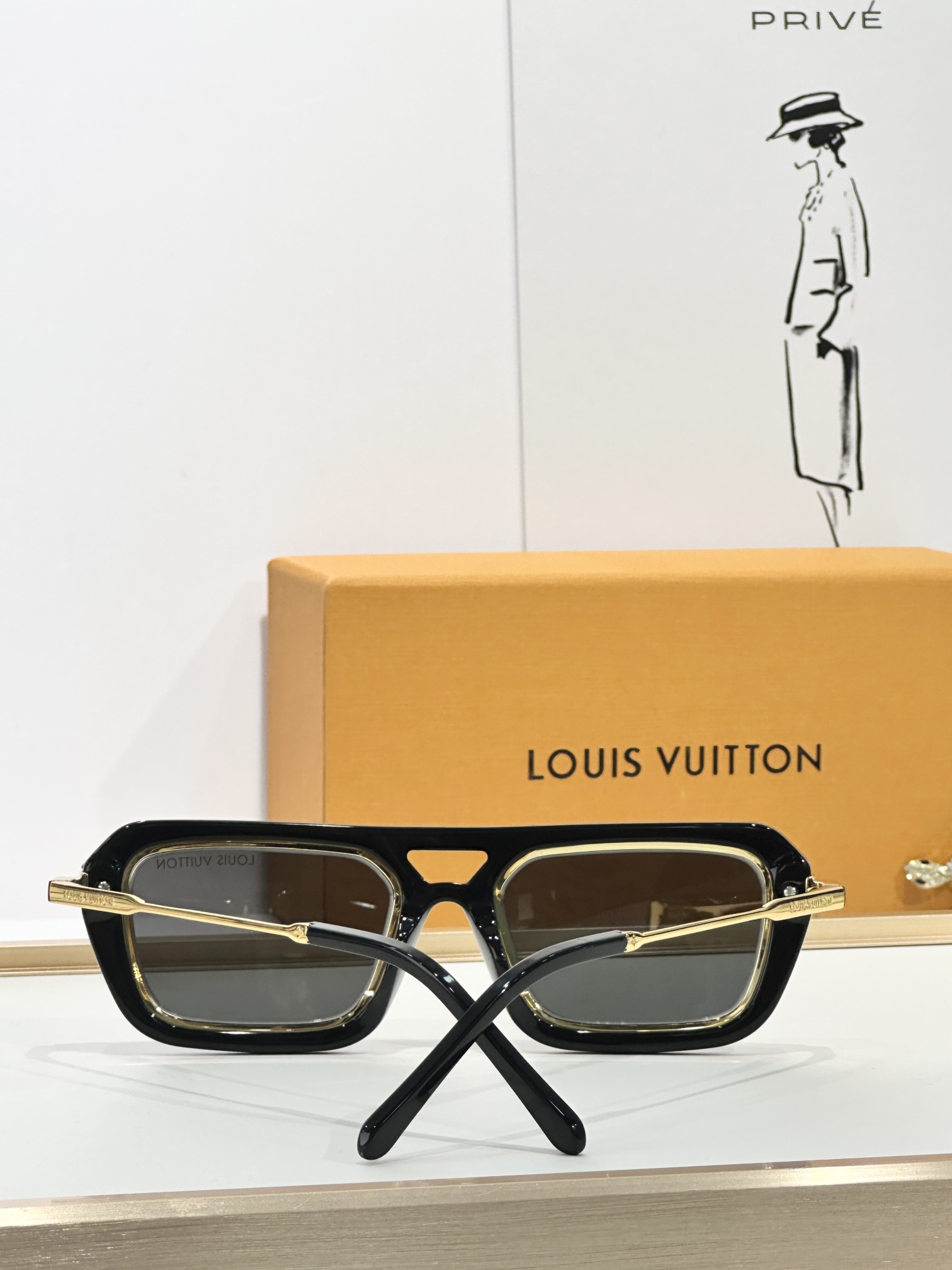  LOUIS VUITTO*
MODEL：Z2596U
SIZE：53口22-145
