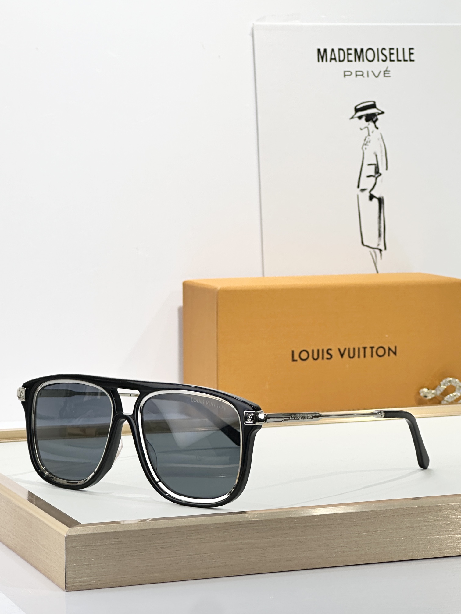  LOUIS VUITTO*
MODEL：Z2595U
SIZE：56口18-150
