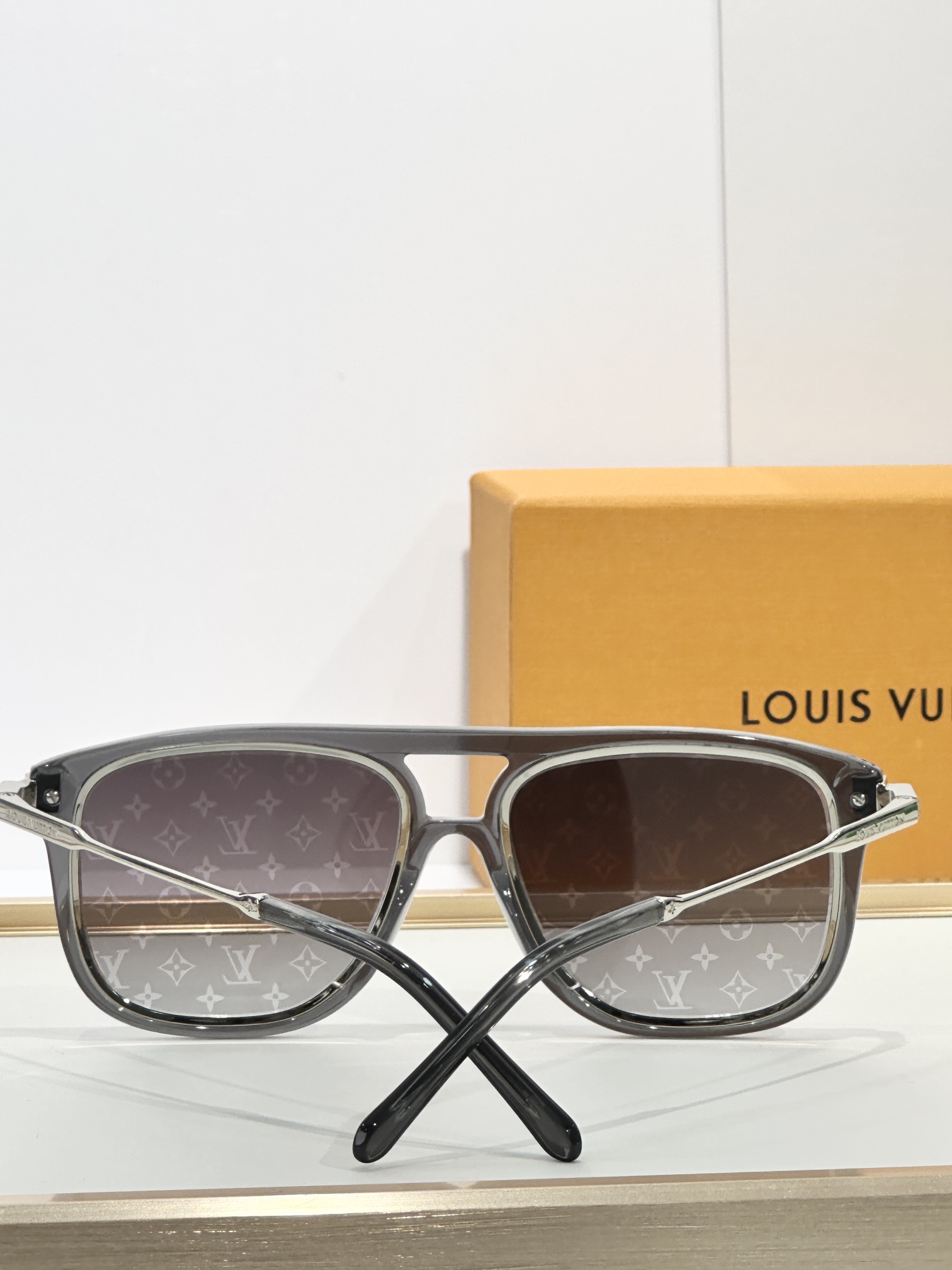  LOUIS VUITTO*
MODEL：Z2595U
SIZE：56口18-150
