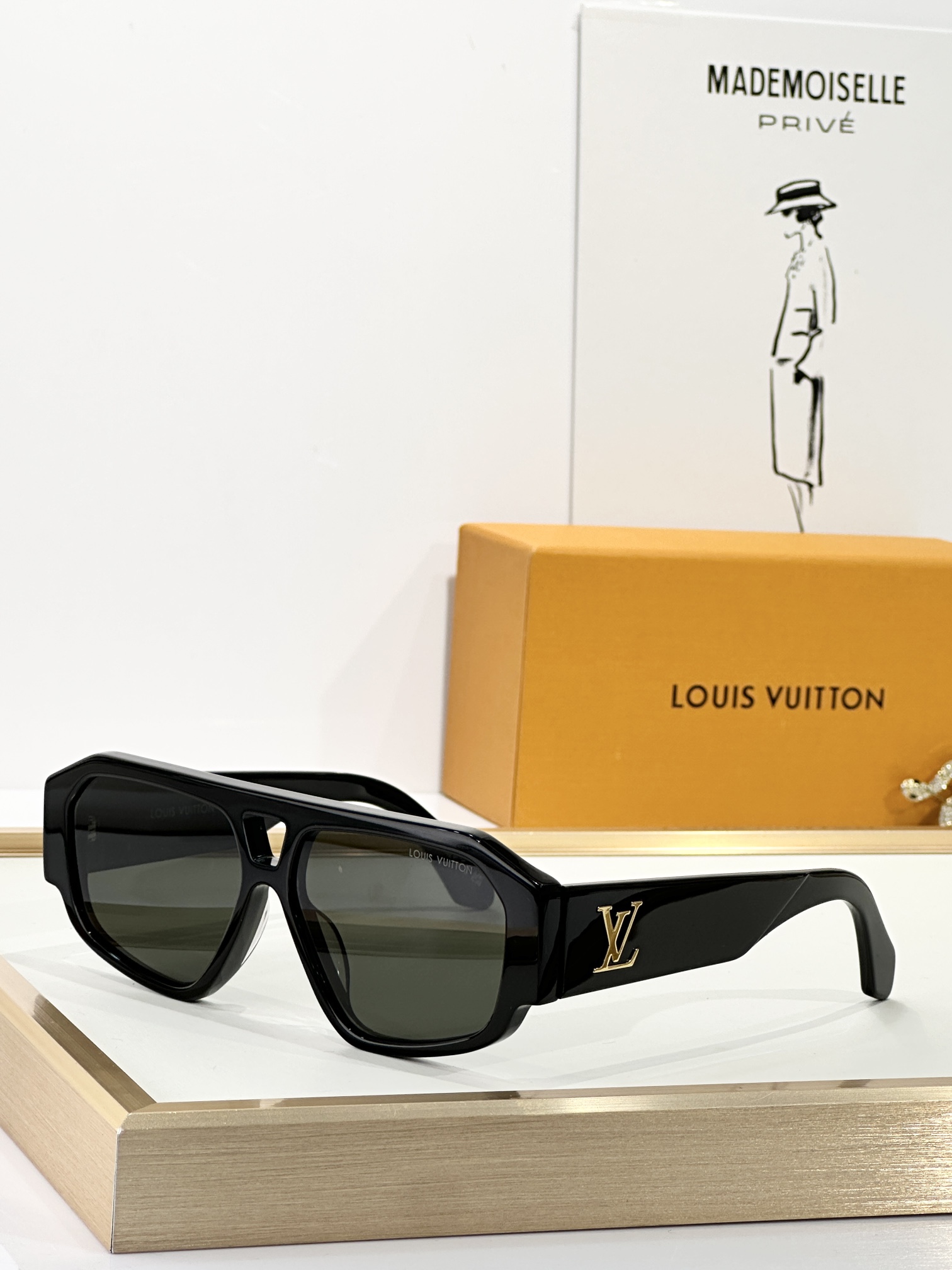  LOUIS VUITTON
MOD：Z2870W
Size：58口14 145
