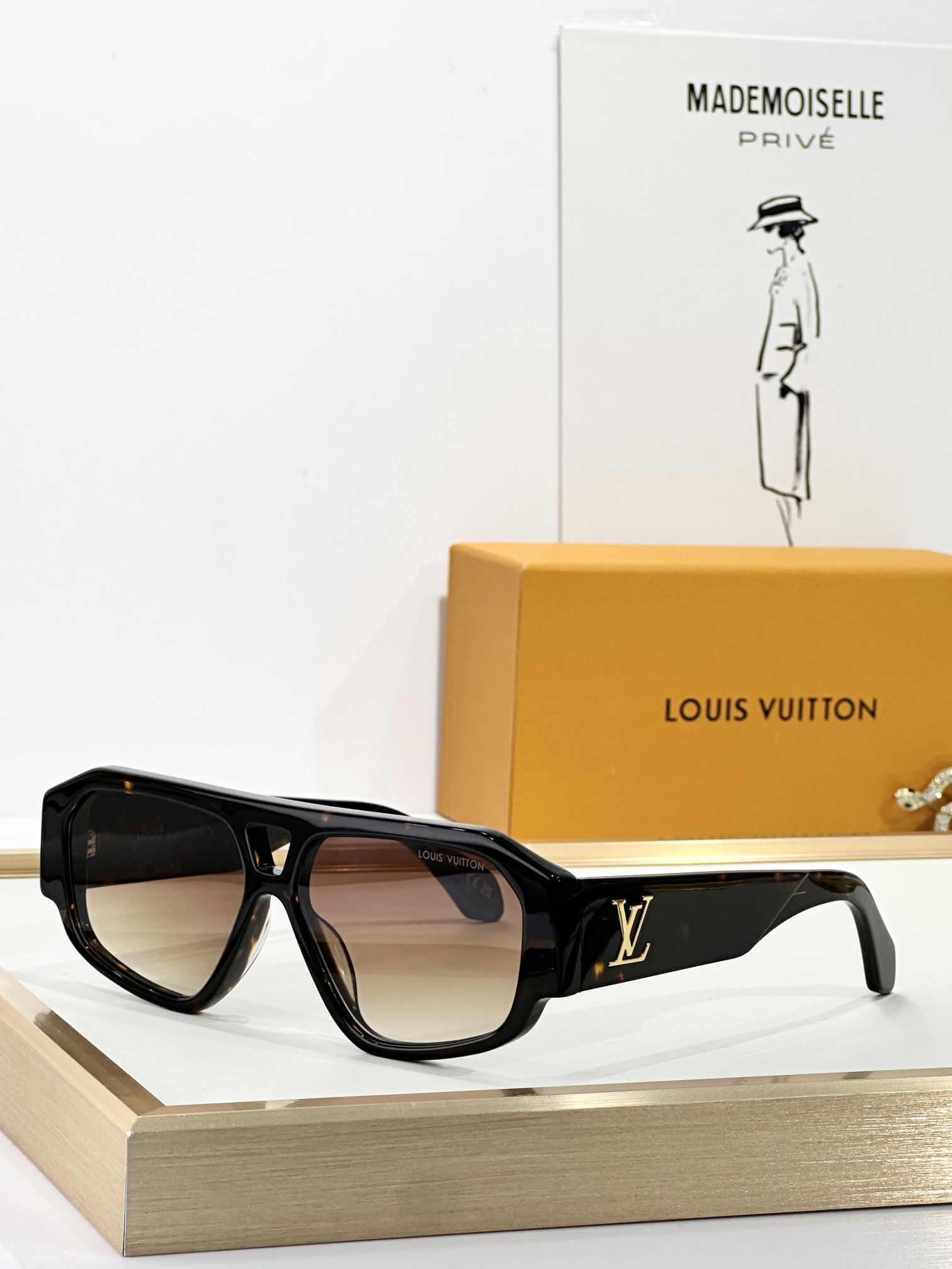  LOUIS VUITTON
MOD：Z2870W
Size：58口14 145
