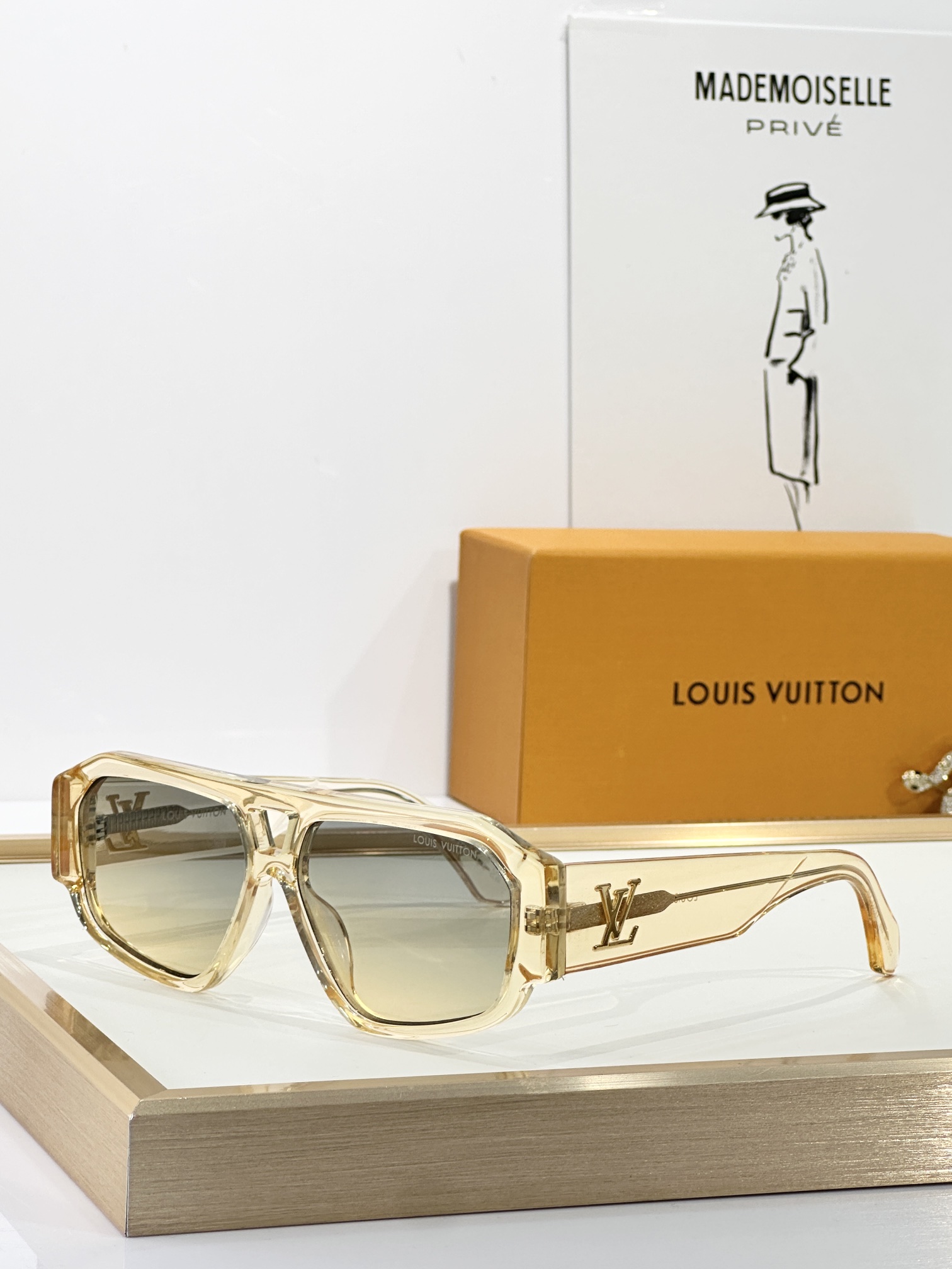  LOUIS VUITTON
MOD：Z2870W
Size：58口14 145
