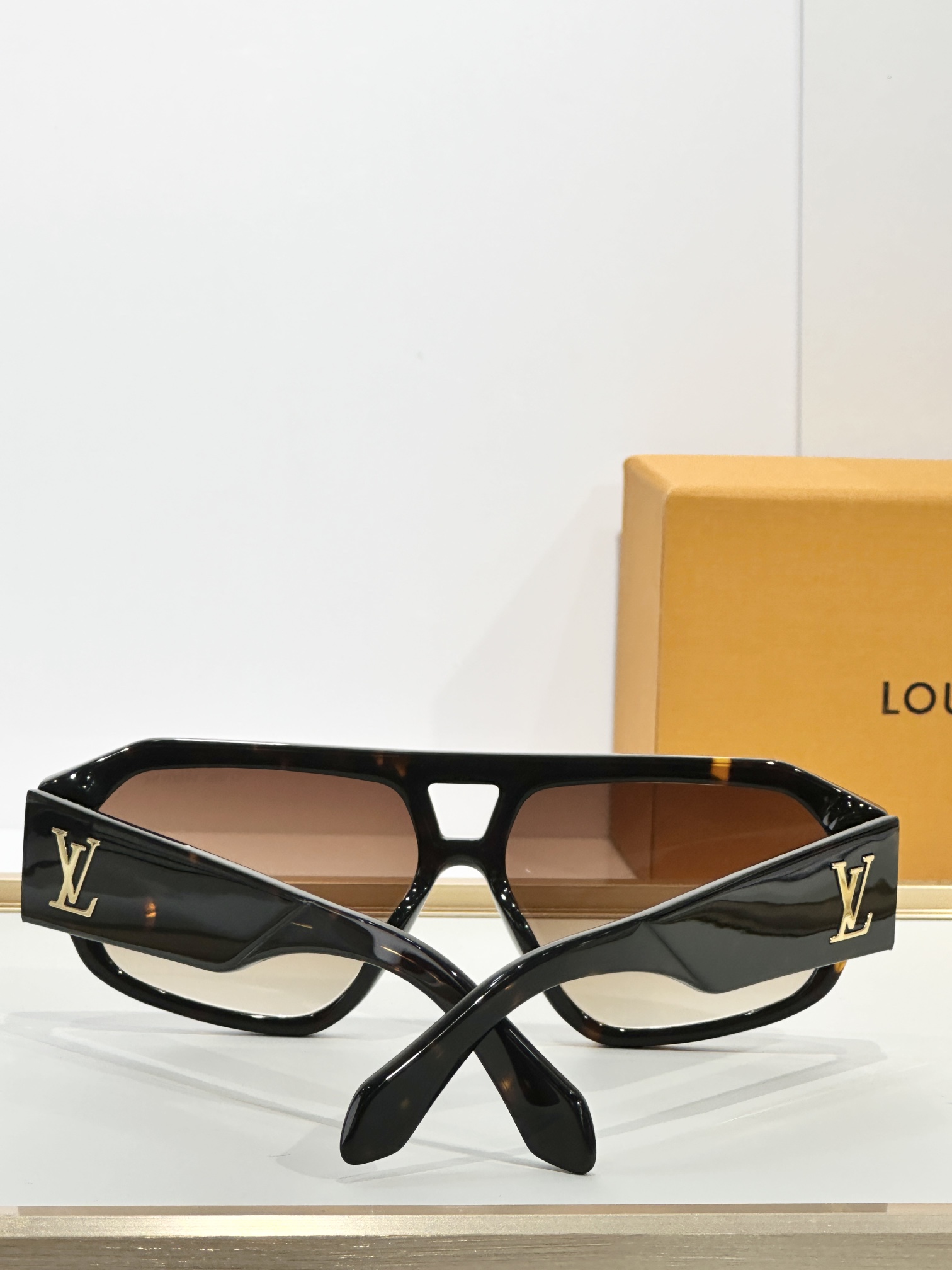  LOUIS VUITTON
MOD：Z2870W
Size：58口14 145
