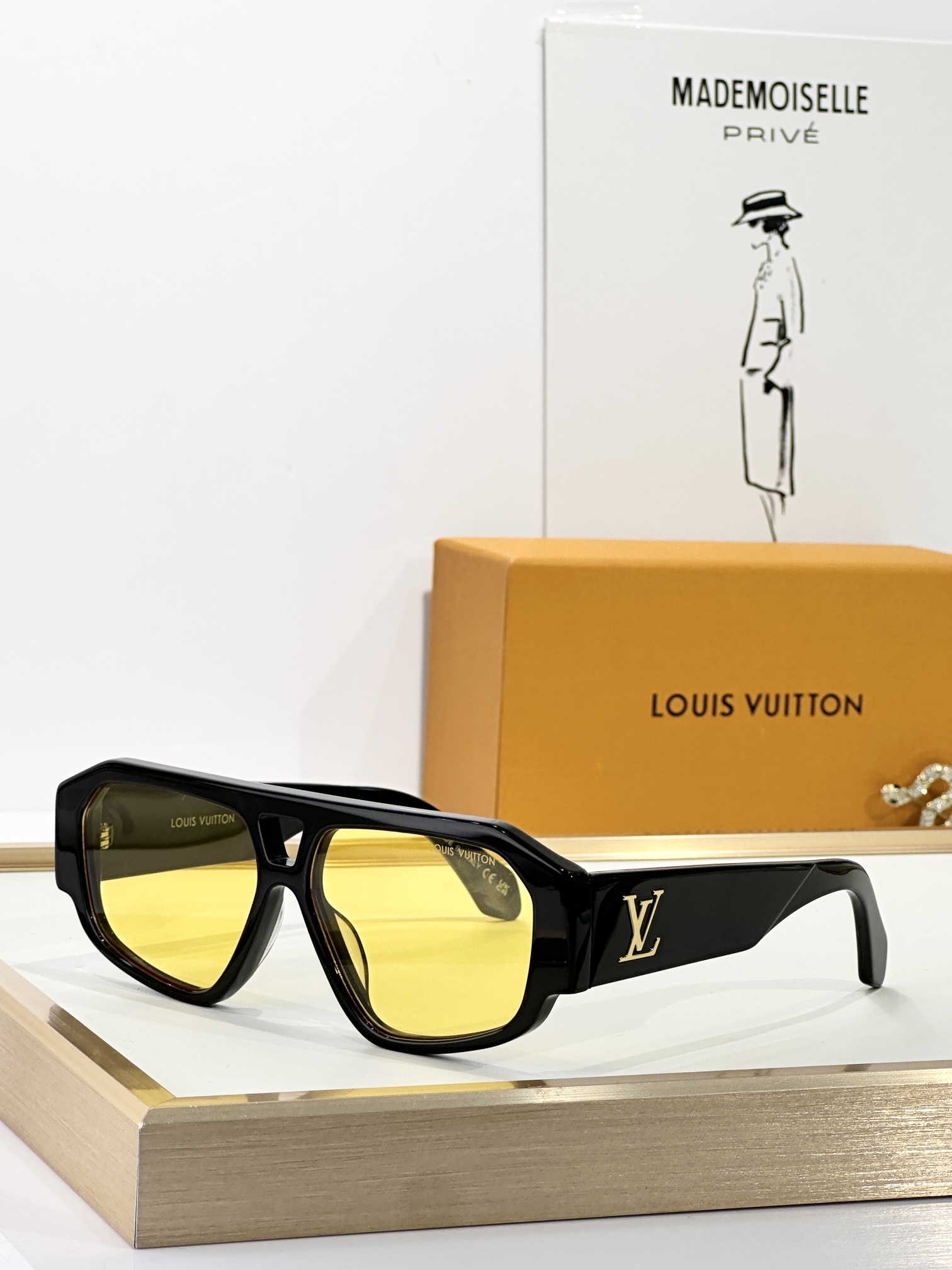  LOUIS VUITTON
MOD：Z2870W
Size：58口14 145
