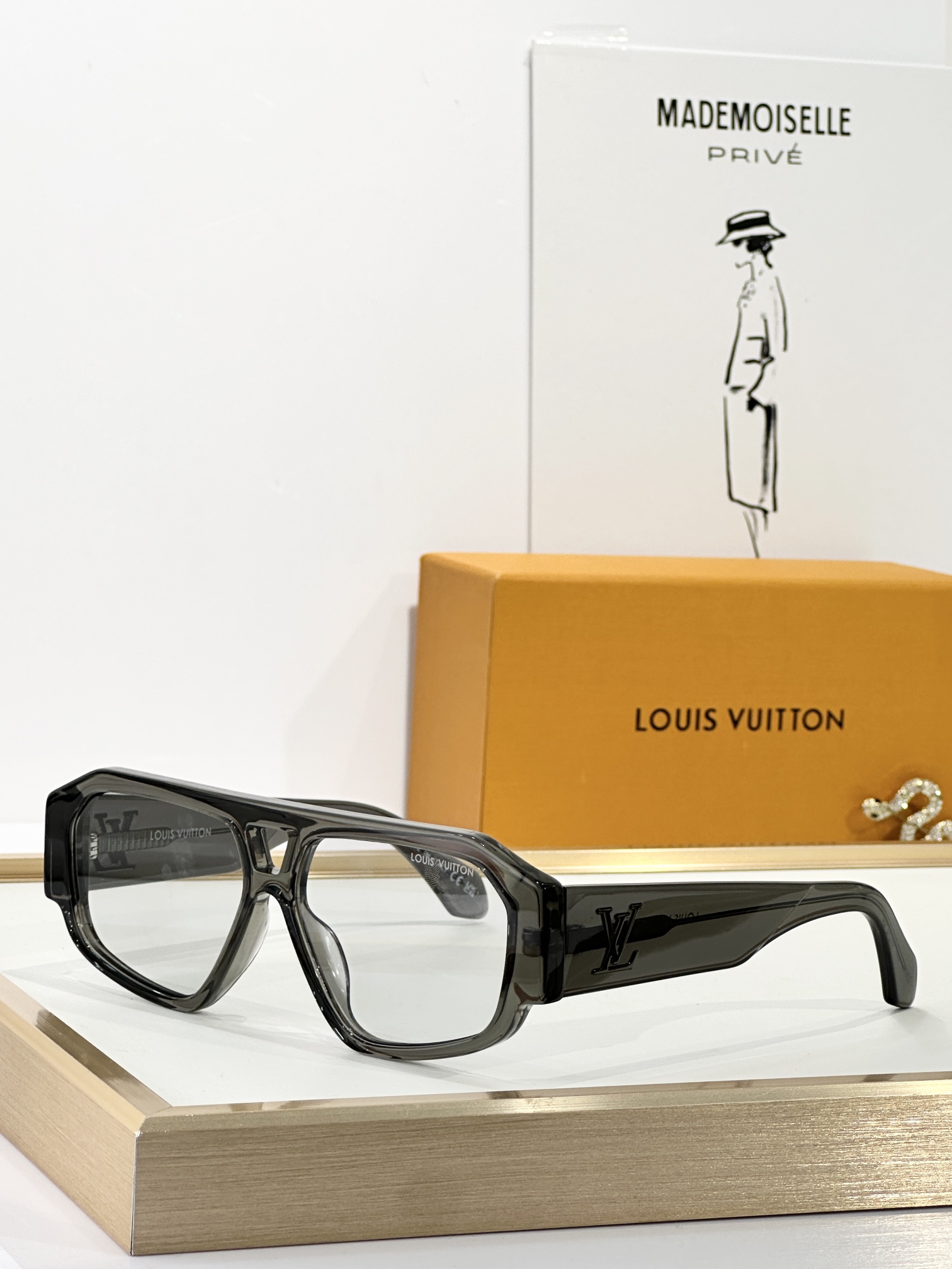  LOUIS VUITTON
MOD：Z2870W
Size：58口14 145

