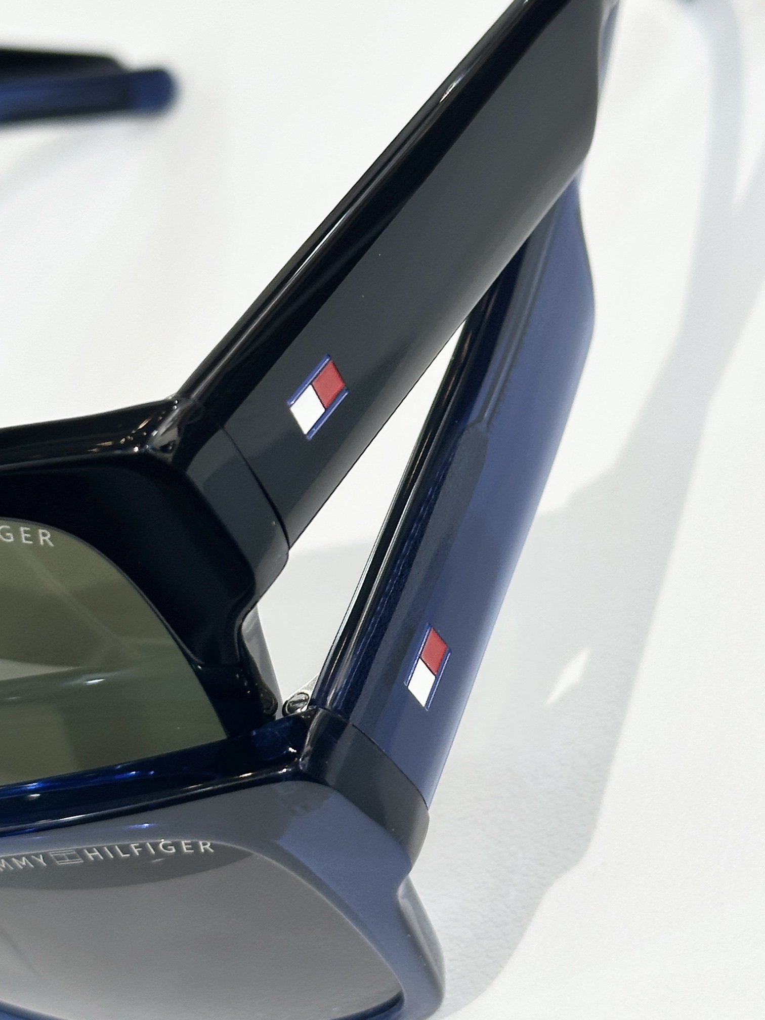  TOMMY HILFIGER
MOD：TH 1975/S
Size：51口19 145

