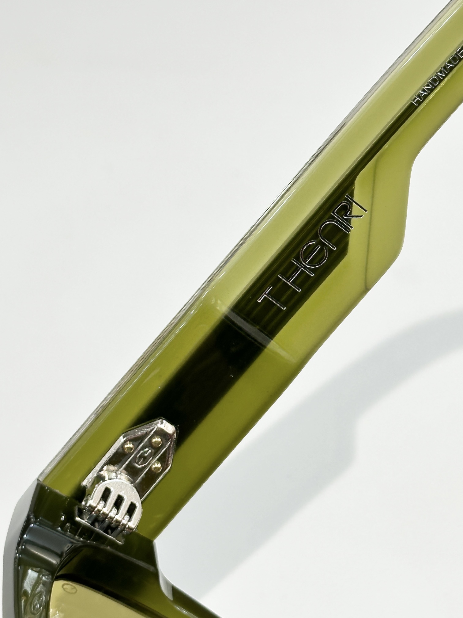 THENRI
Photochroromic
MODELTAYCAN
SIZE 52口20-146
墨镜
