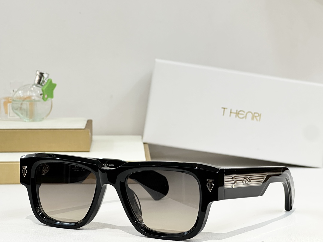 THENRI
Photochroromic
MODELTAYCAN
SIZE 52口20-146
墨镜
