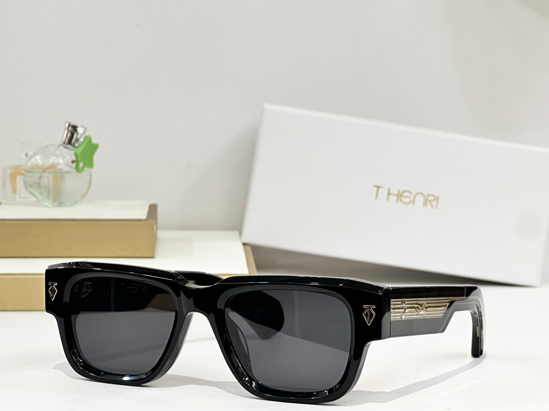 THENRI
Photochroromic
MODELTAYCAN
SIZE 52口20-146
墨镜
