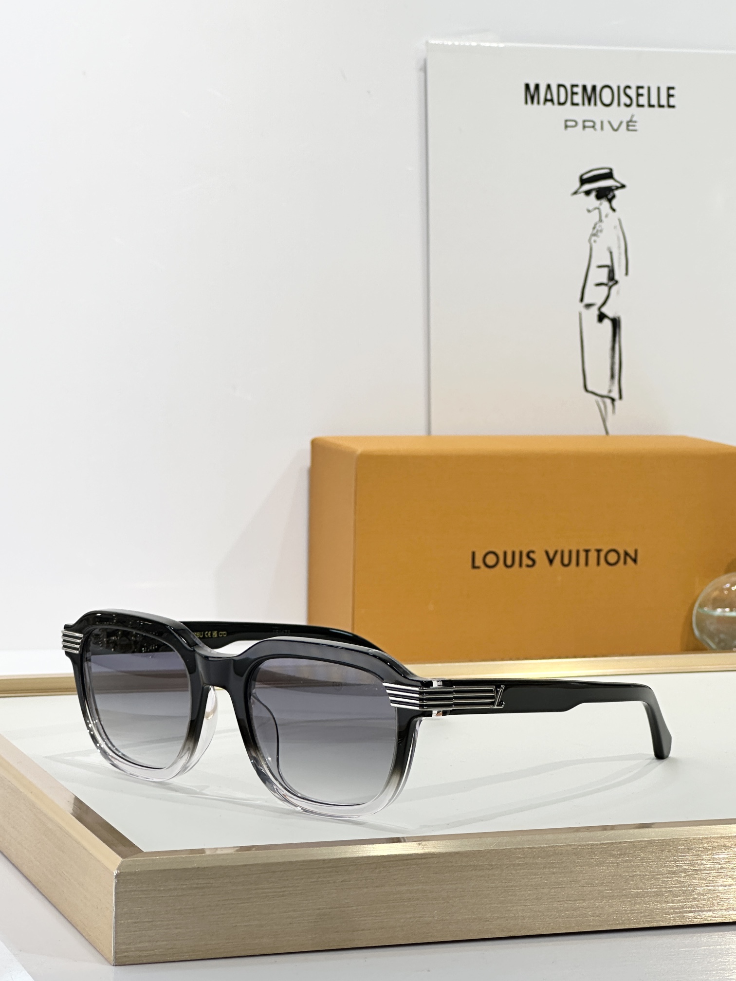  LOUIS VUITTON
MOD：Z2781U
Size：53口22 150
