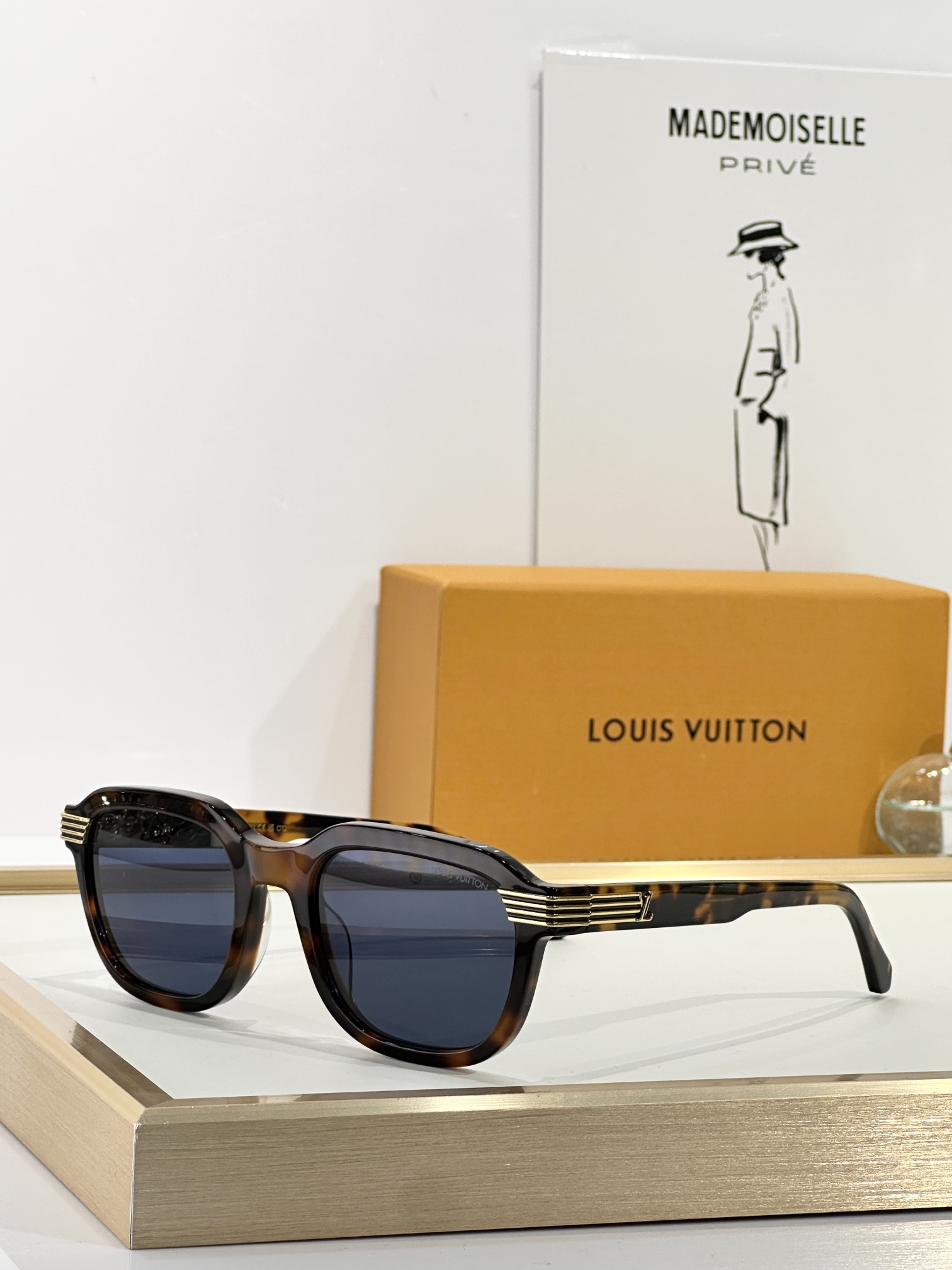  LOUIS VUITTON
MOD：Z2781U
Size：53口22 150
