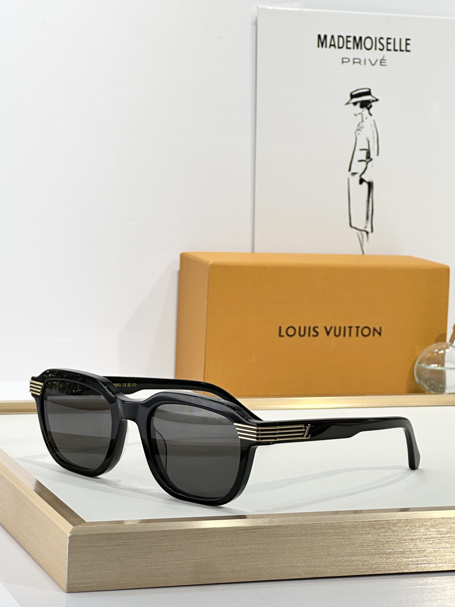  LOUIS VUITTON
MOD：Z2781U
Size：53口22 150

