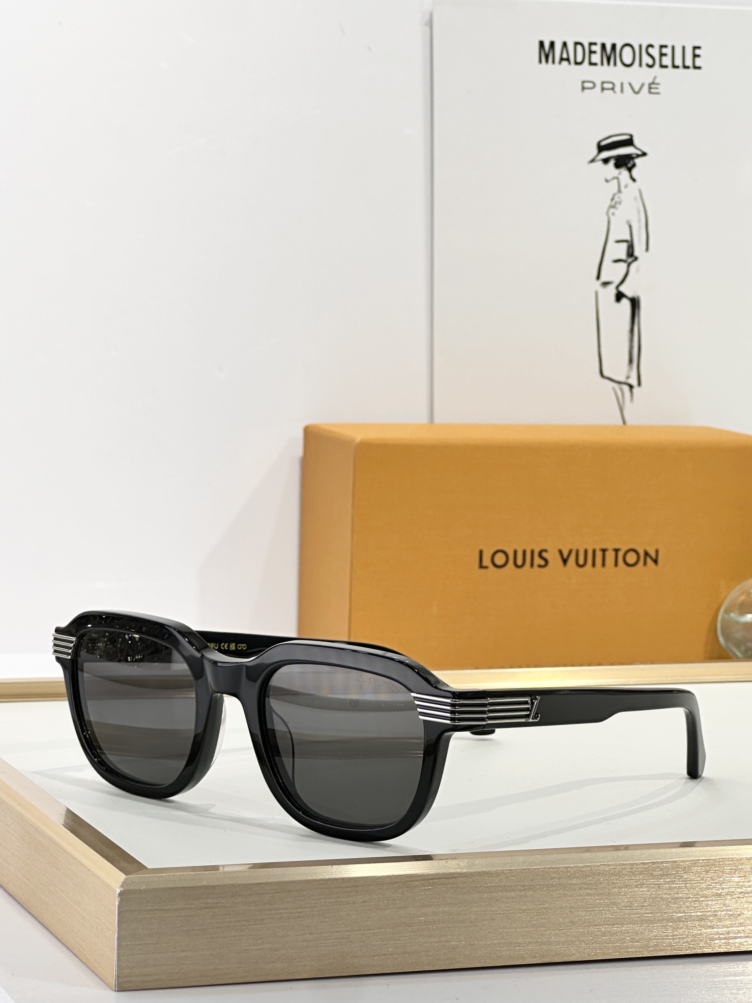  LOUIS VUITTON
MOD：Z2781U
Size：53口22 150
