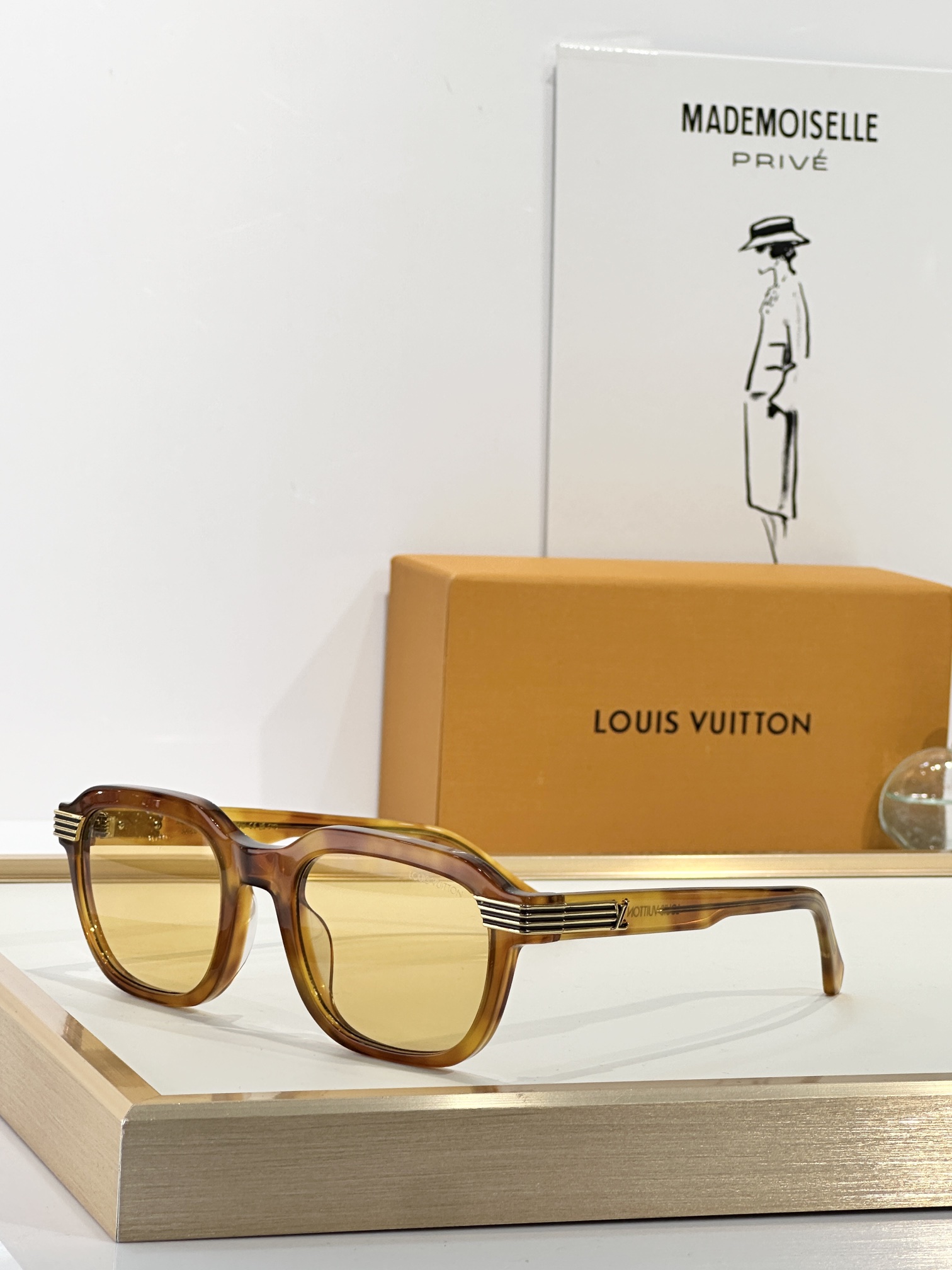  LOUIS VUITTON
MOD：Z2781U
Size：53口22 150
