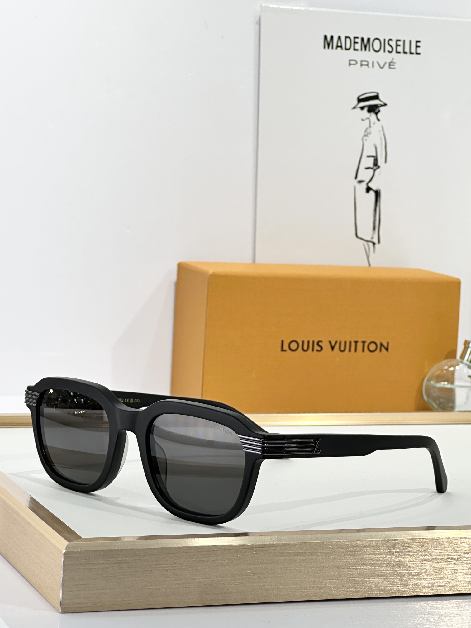  LOUIS VUITTON
MOD：Z2781U
Size：53口22 150
