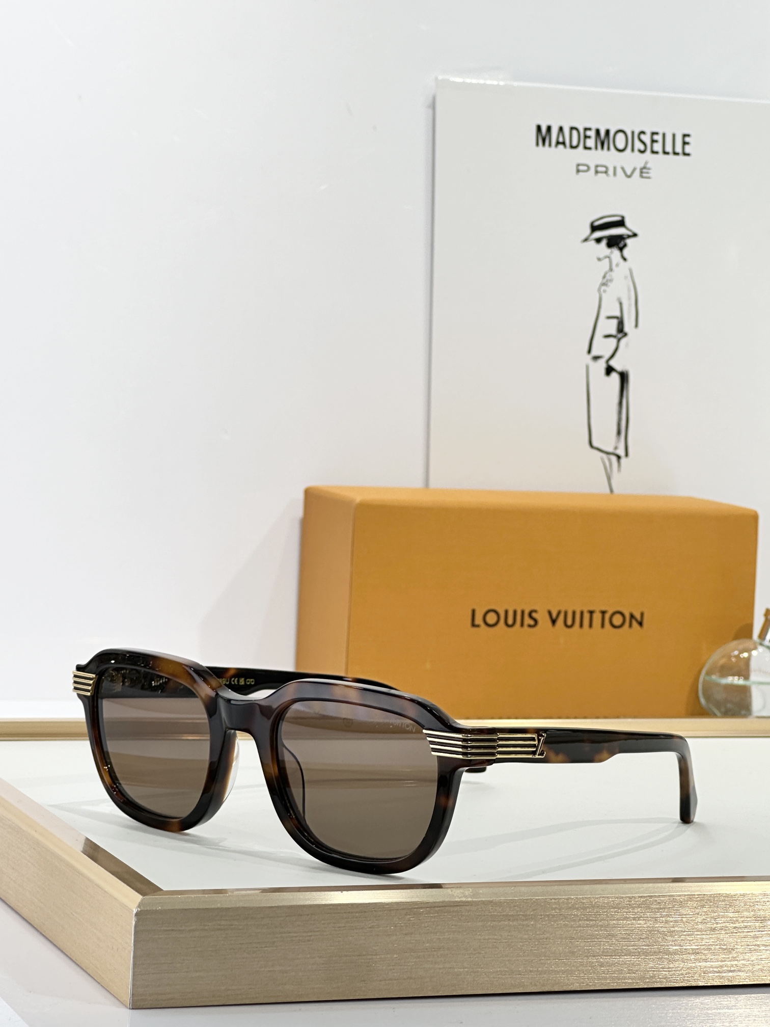  LOUIS VUITTON
MOD：Z2781U
Size：53口22 150
