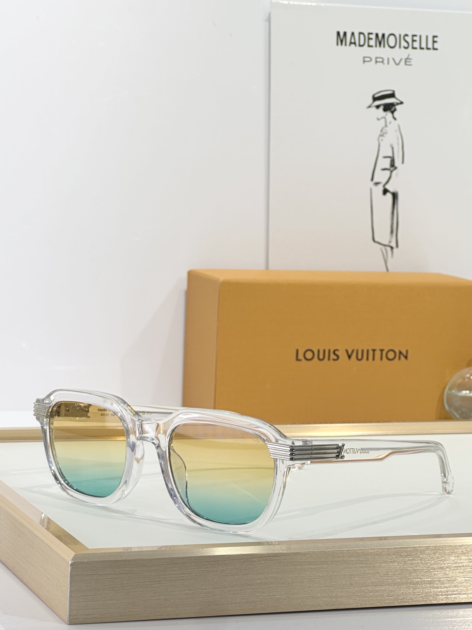  LOUIS VUITTON
MOD：Z2781U
Size：53口22 150
