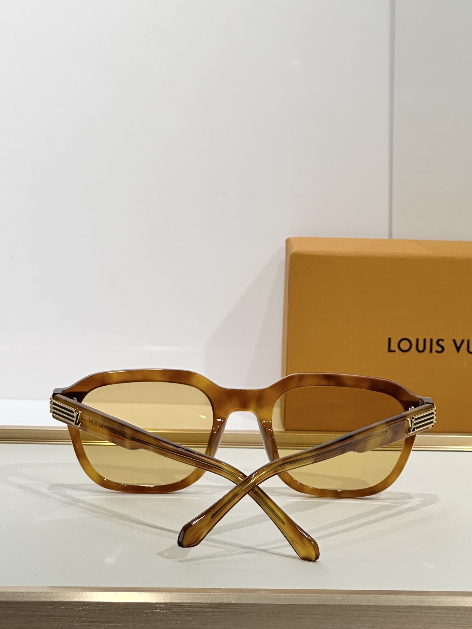  LOUIS VUITTON
MOD：Z2781U
Size：53口22 150
