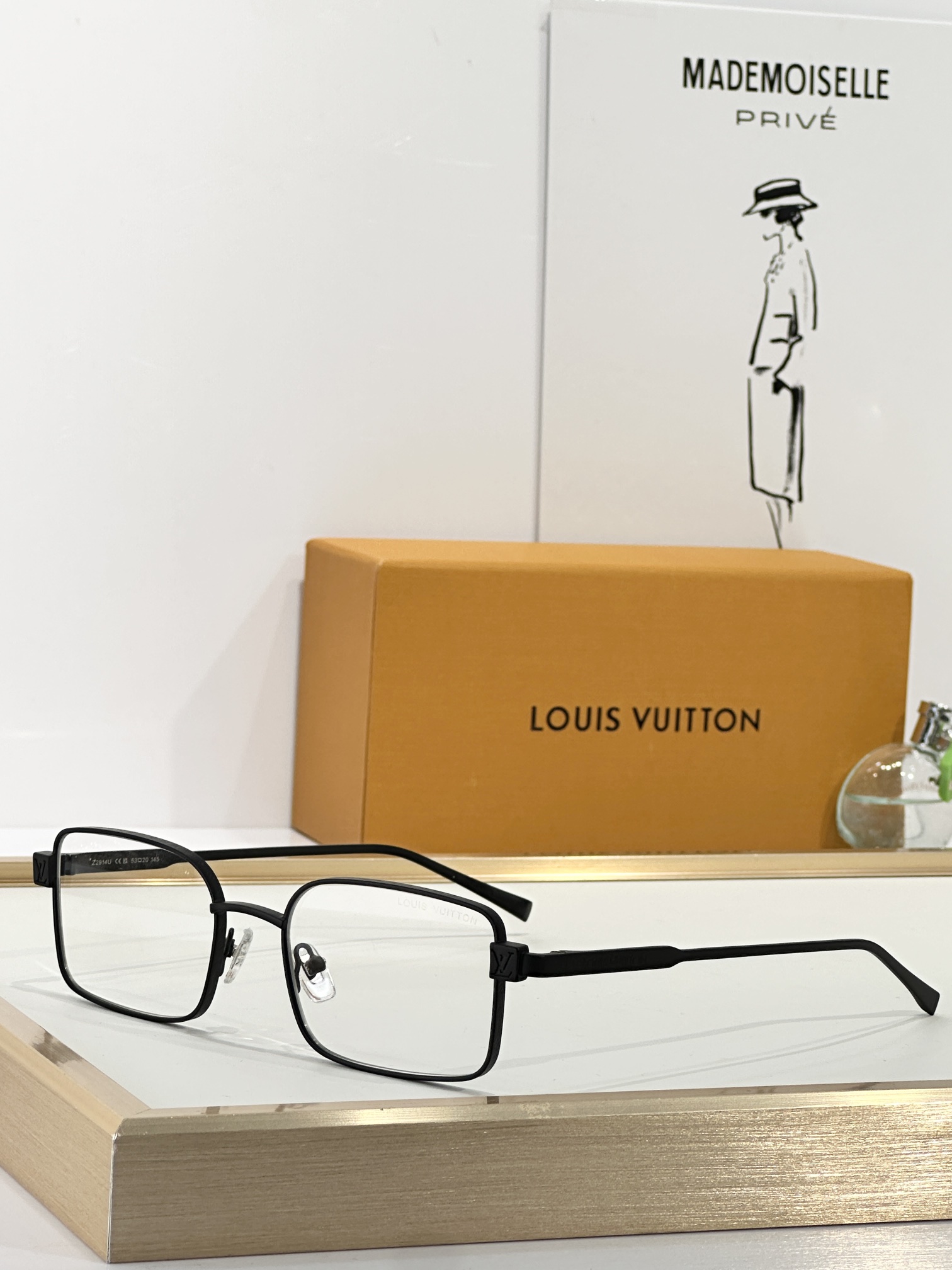  LOUIS VUITTON
MOD：Z2916U
Size：53口20 145
