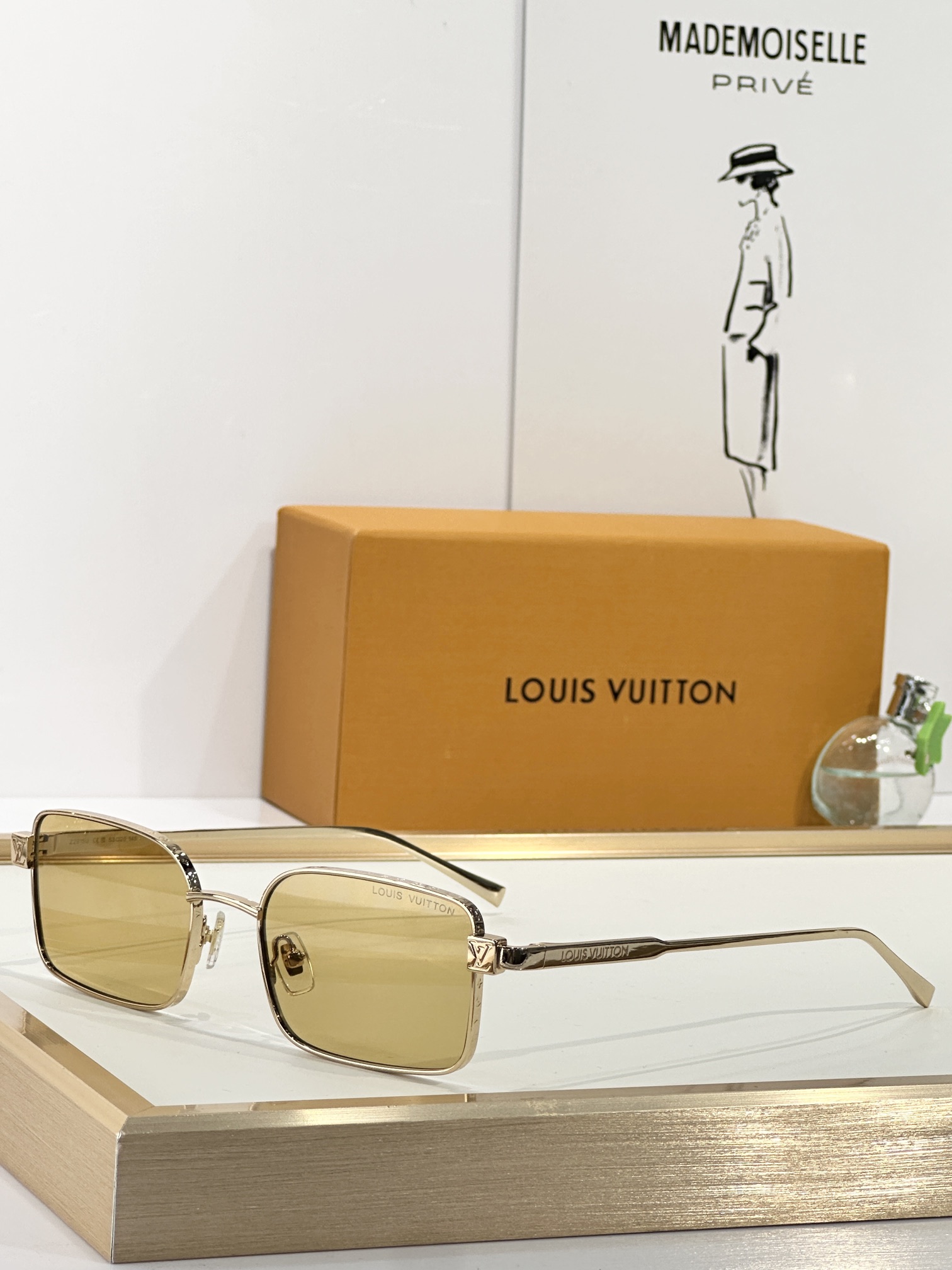  LOUIS VUITTON
MOD：Z2916U
Size：53口20 145
