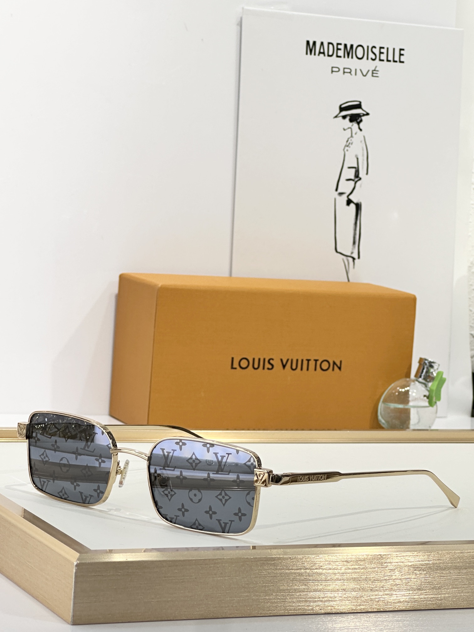  LOUIS VUITTON
MOD：Z2916U
Size：53口20 145
