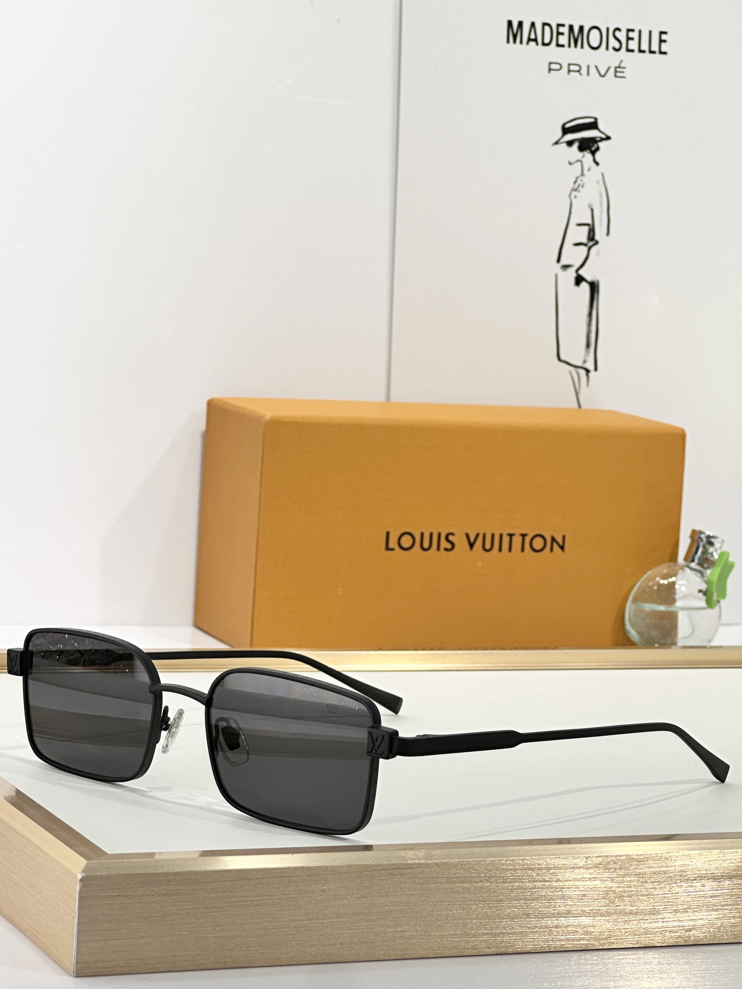  LOUIS VUITTON
MOD：Z2916U
Size：53口20 145
