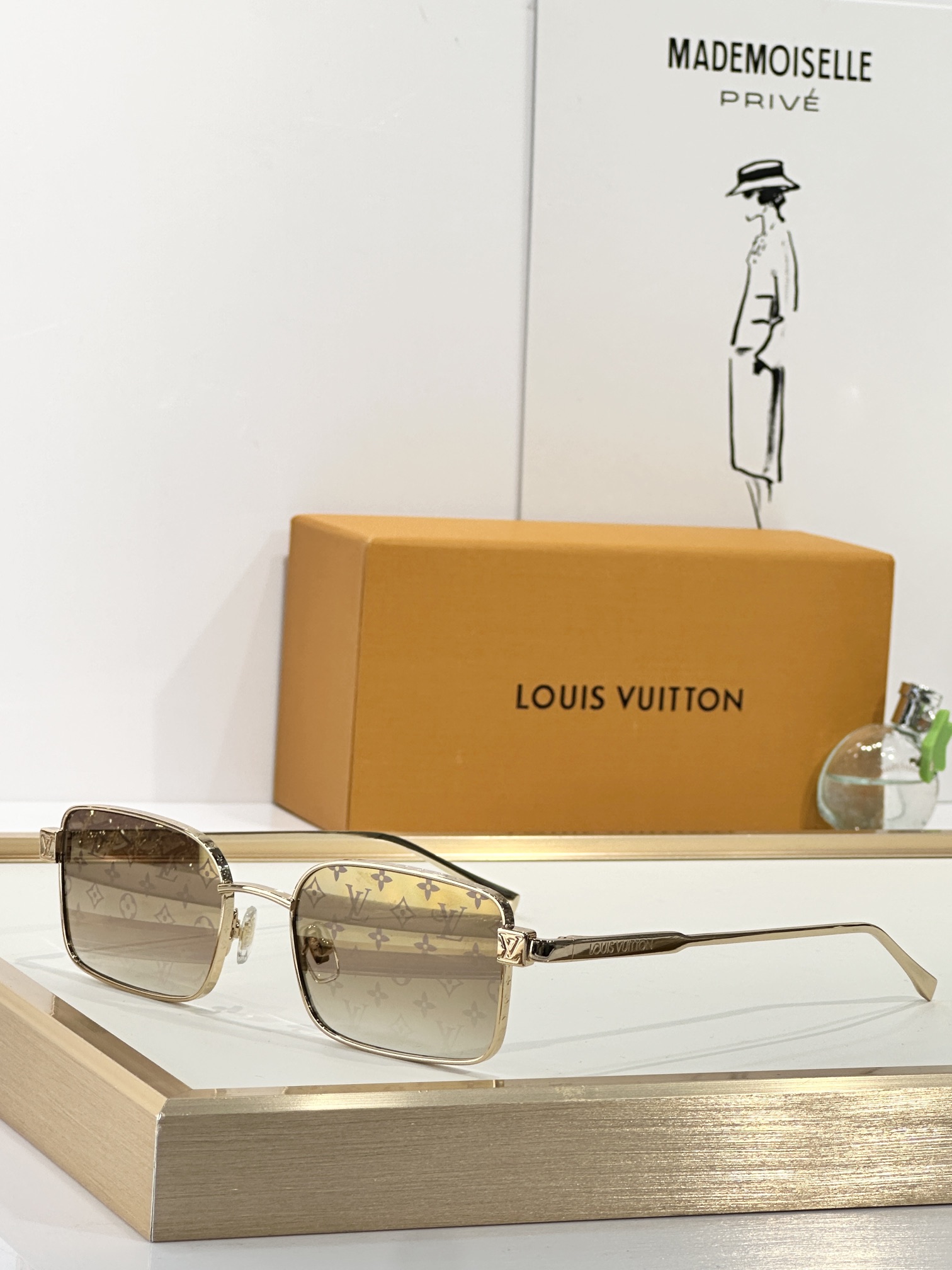  LOUIS VUITTON
MOD：Z2916U
Size：53口20 145
