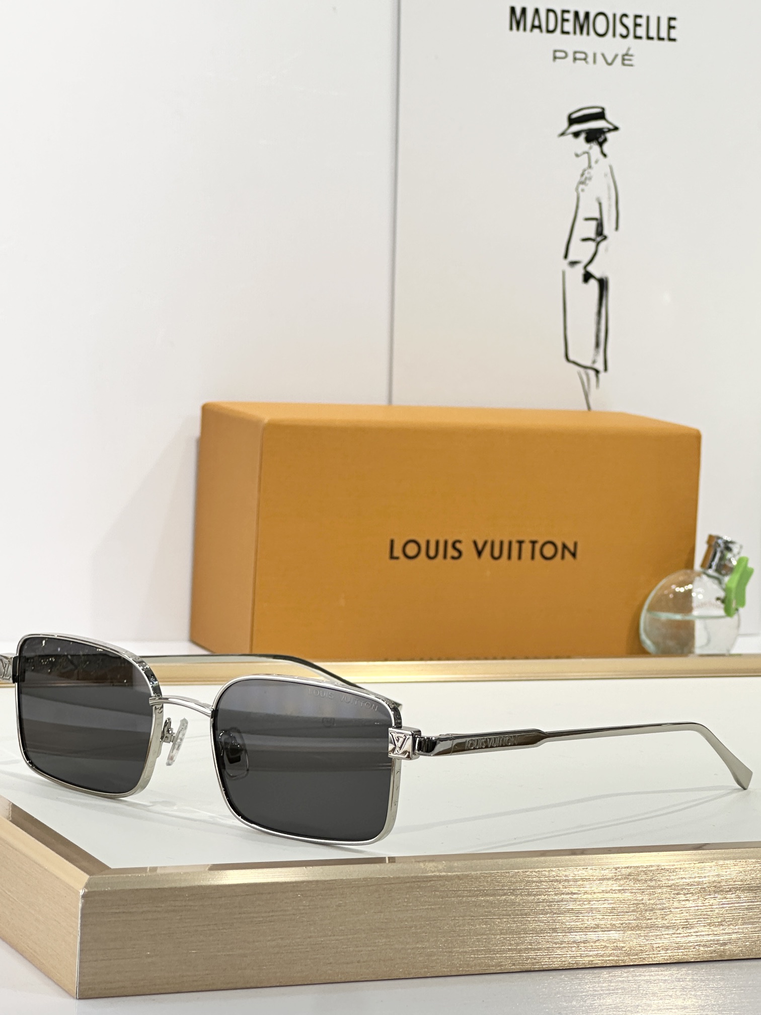  LOUIS VUITTON
MOD：Z2916U
Size：53口20 145
