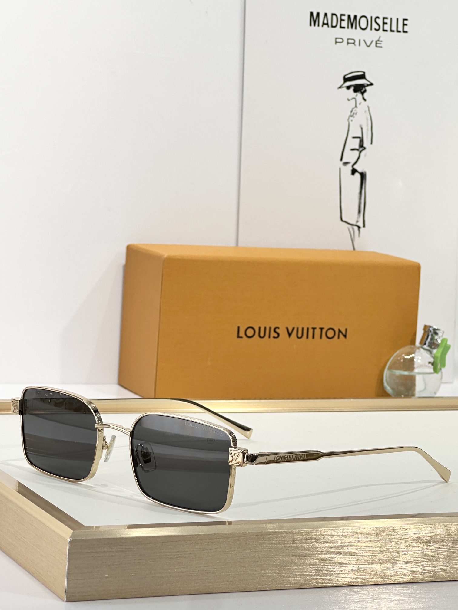  LOUIS VUITTON
MOD：Z2916U
Size：53口20 145
