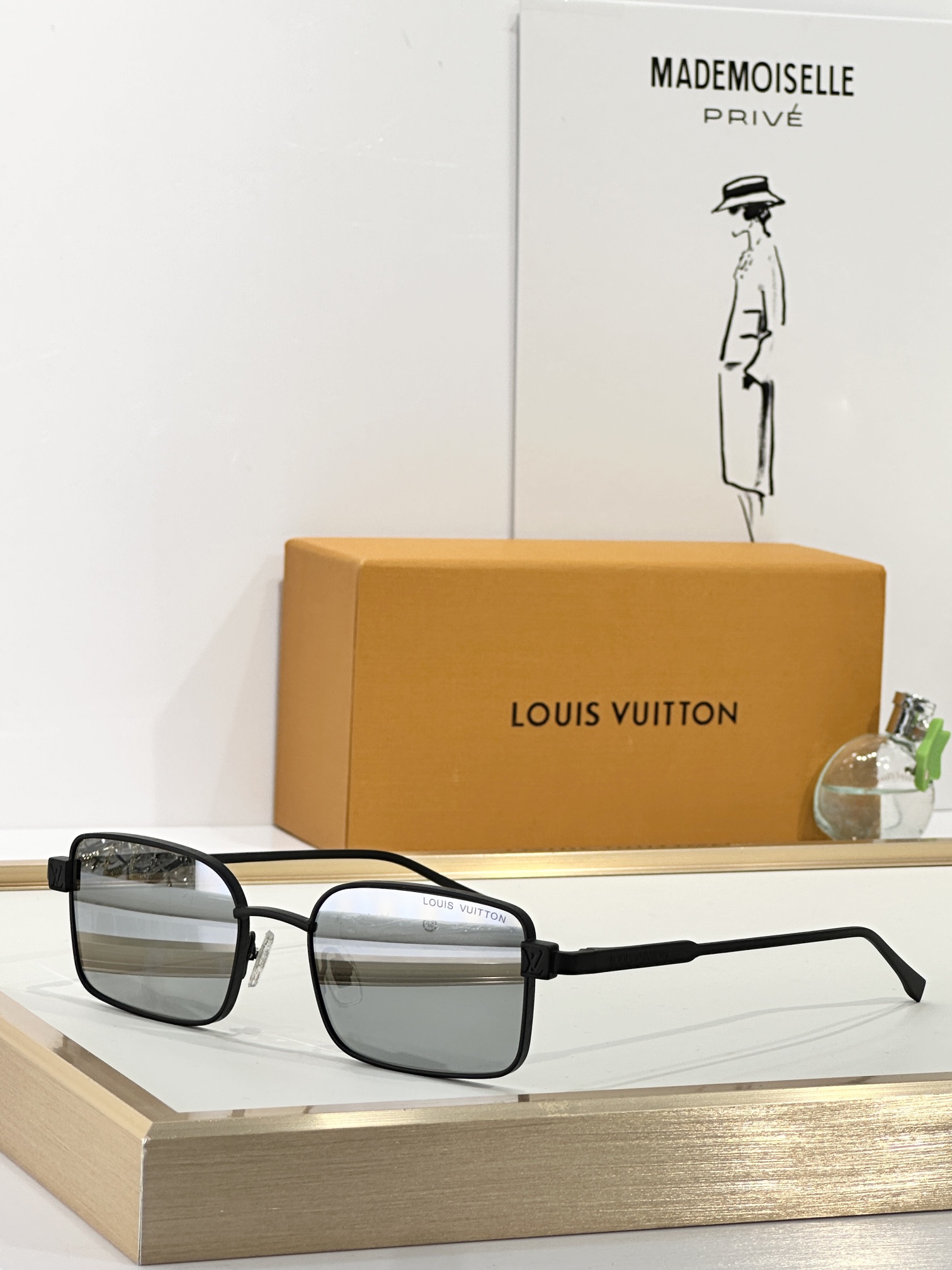 LOUIS VUITTON
MOD：Z2916U
Size：53口20 145
