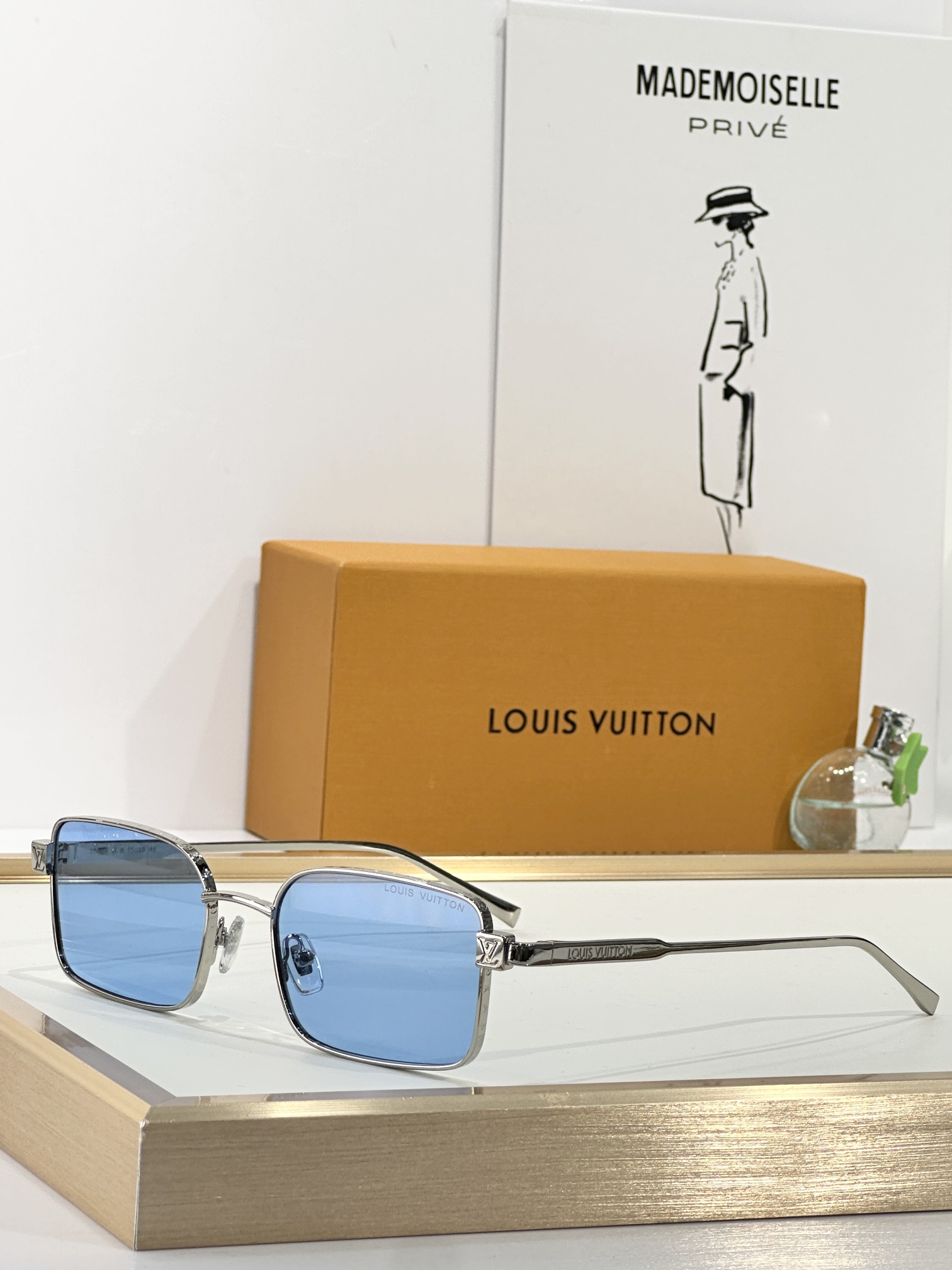  LOUIS VUITTON
MOD：Z2916U
Size：53口20 145
