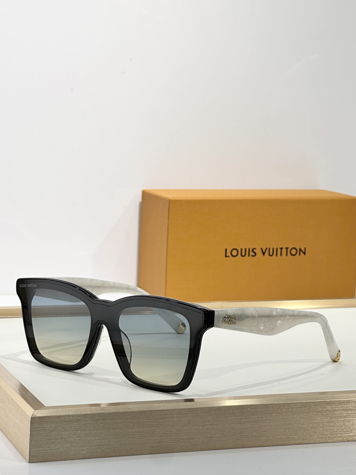 Louis Vuitton Z2970W Sunglasses - Stylish Shades with Premium Design 6 i1751351135 2358 7