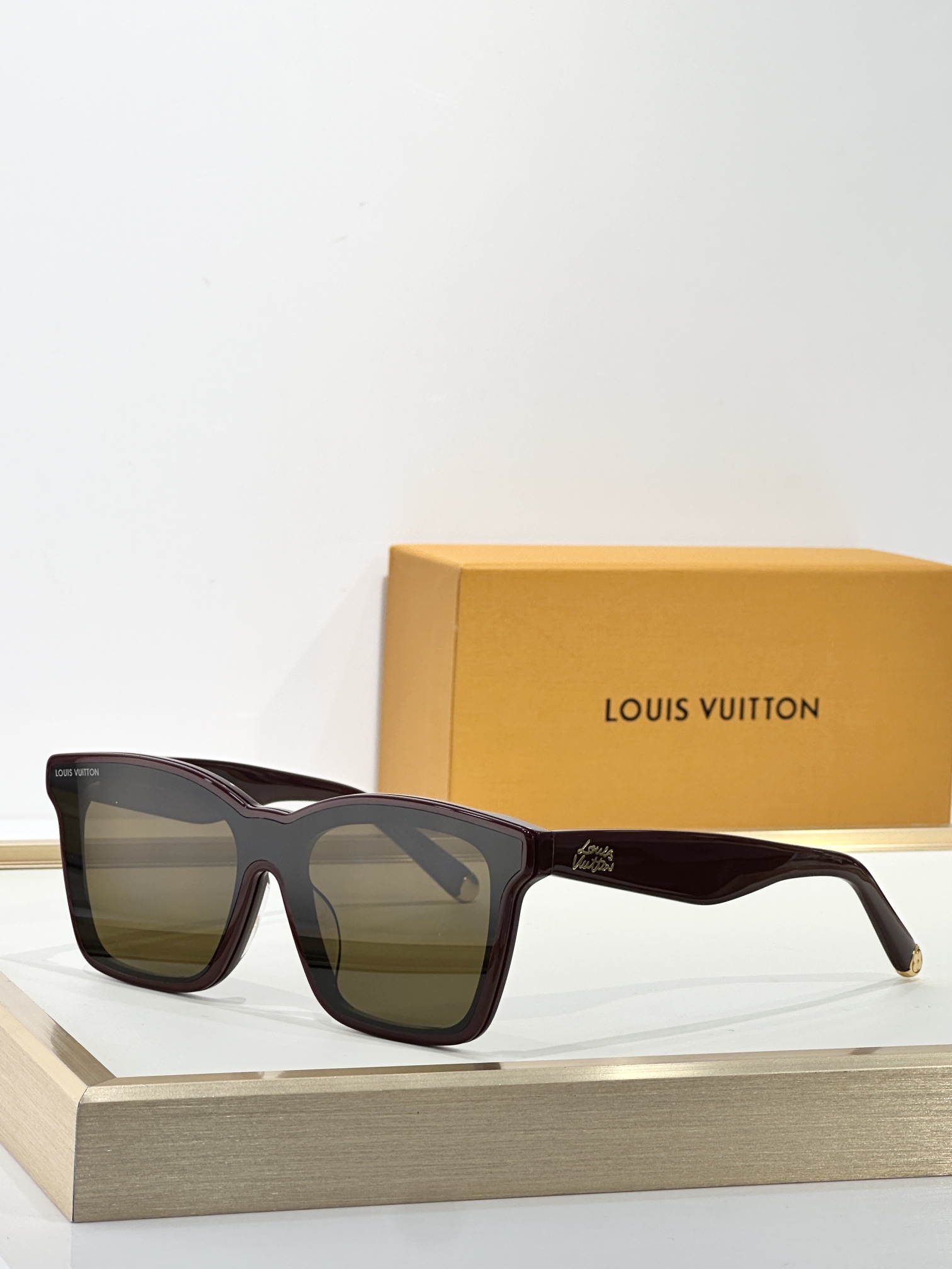Louis Vuitton Z2970W Sunglasses - Stylish Shades with Premium Design 5 i1751351135 2924 4