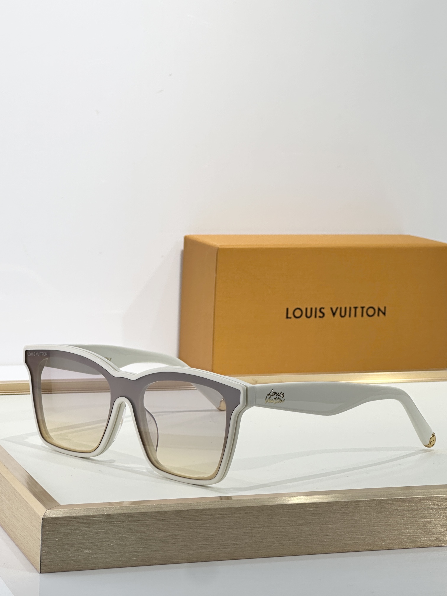 Louis Vuitton Z2970W Sunglasses - Stylish Shades with Premium Design 2 i1751351135 3886 6
